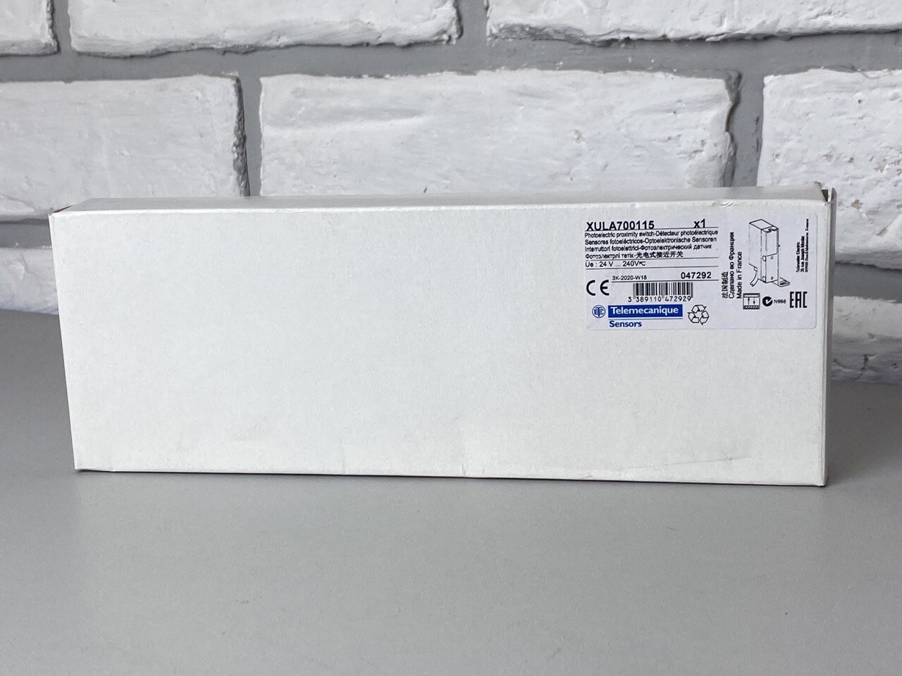 Photo electric sensor XULA700115 XUL diffuse Sn 0.7m - 24..240VAC/DC - cable 2m