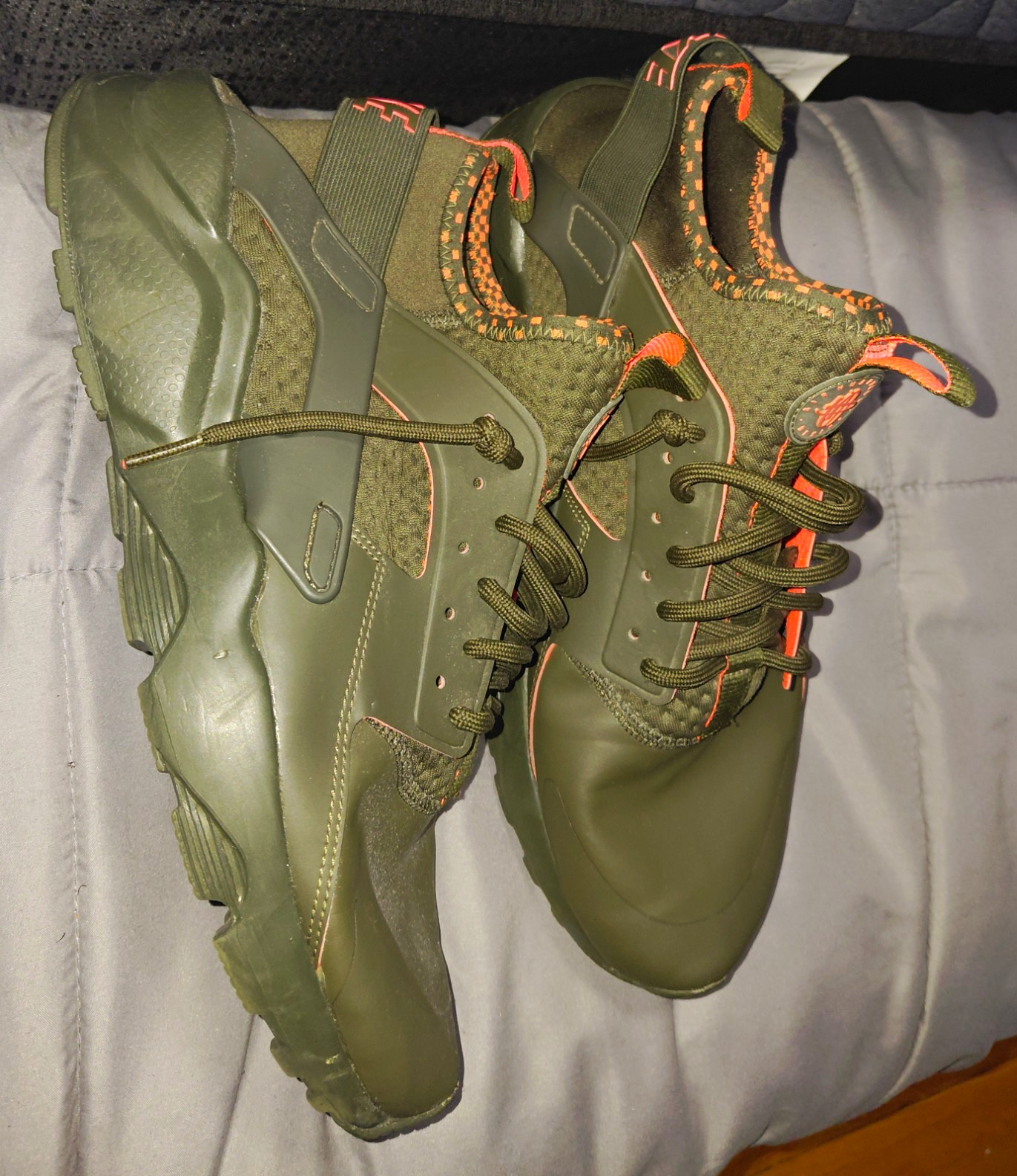 Nike Men’s Low Top Lace Up Athletic Sneakers Green/Orange Solid