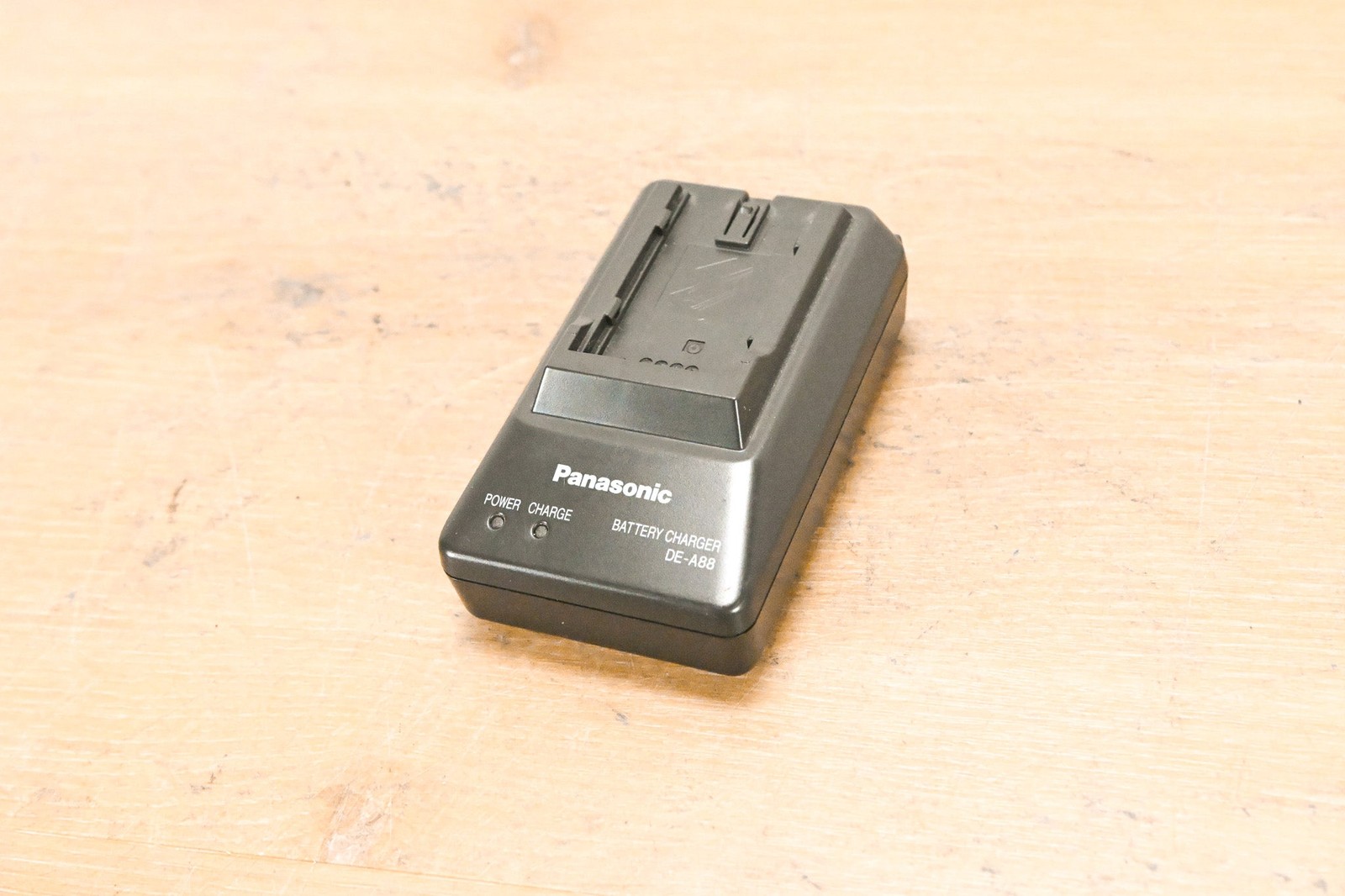 Panasonic DE-A88 Battery Charger (NO POWER SUPPLY) CG011JQ