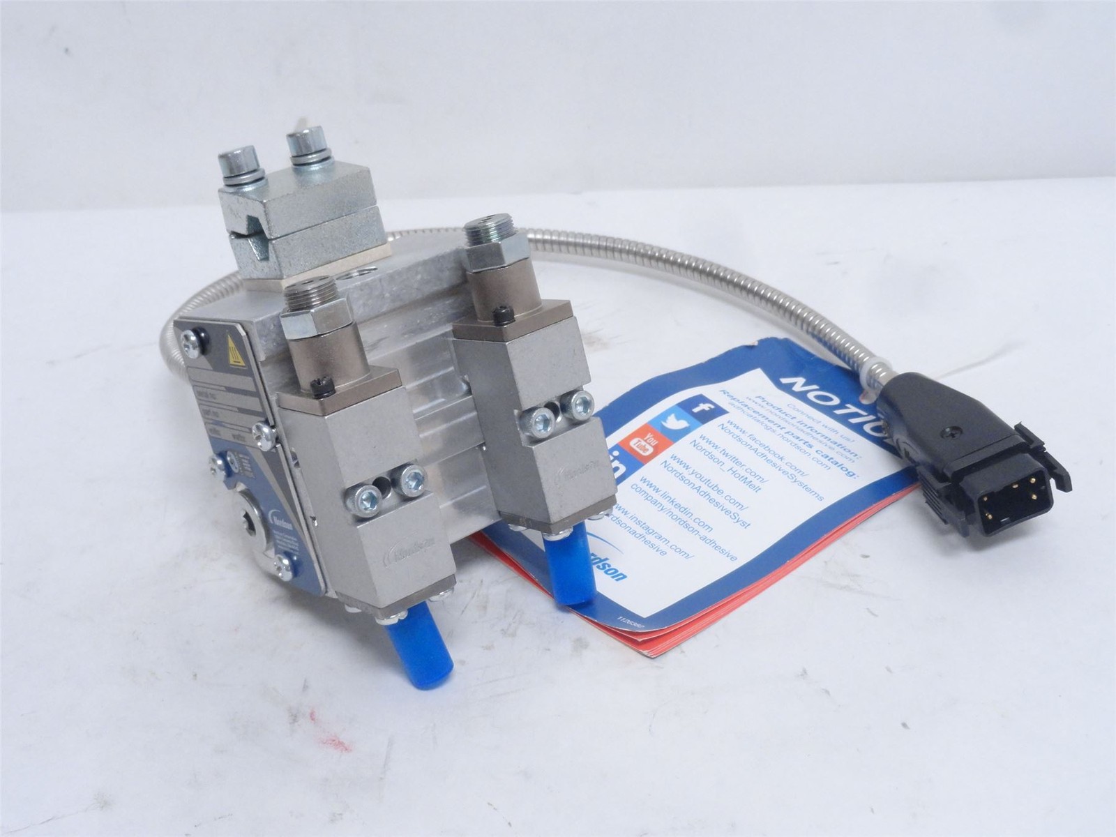 246727 New-No Box; Nordson 8511604 Hot Melt Glue Gun; 2-Tip; 240VAC; 250 Watts