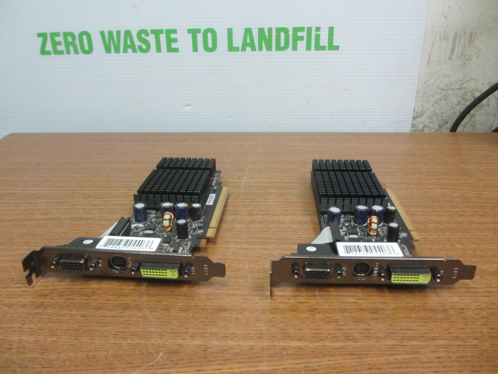 2x XFX PV-T72S-WANG V2.2 W08/08 GF 7200 GS 256MB DDR2 TV DVI PCI-E video card