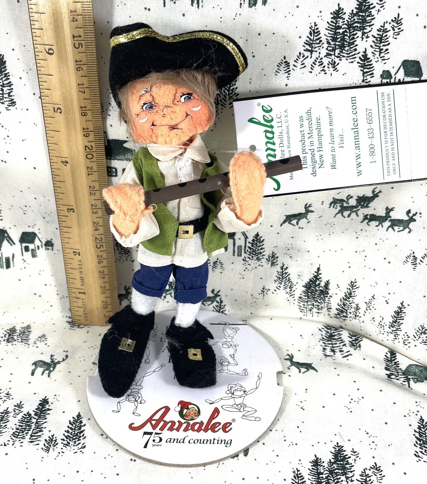 Annalee Colonial Flute Elf with closed mouth