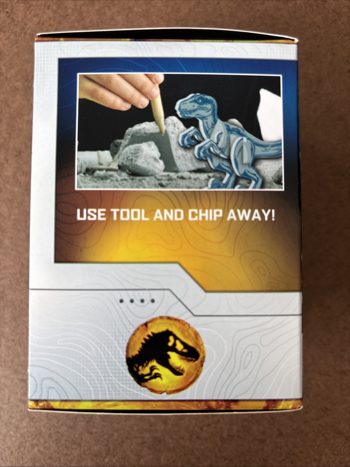 Jurassic World Dominion Dig & Discover Dino Includes Plaster Rock, Tool & Model