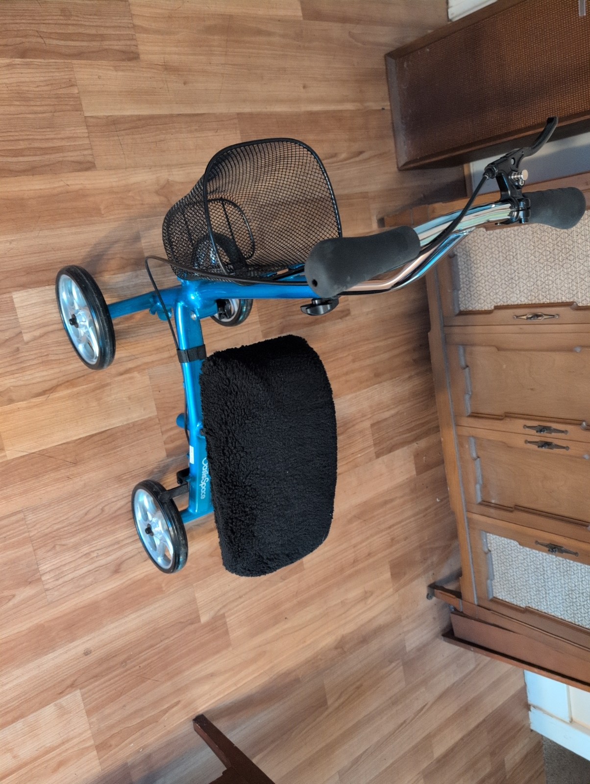 OasisSpace Economy A - 300 LBS Capacity Knee Scooter