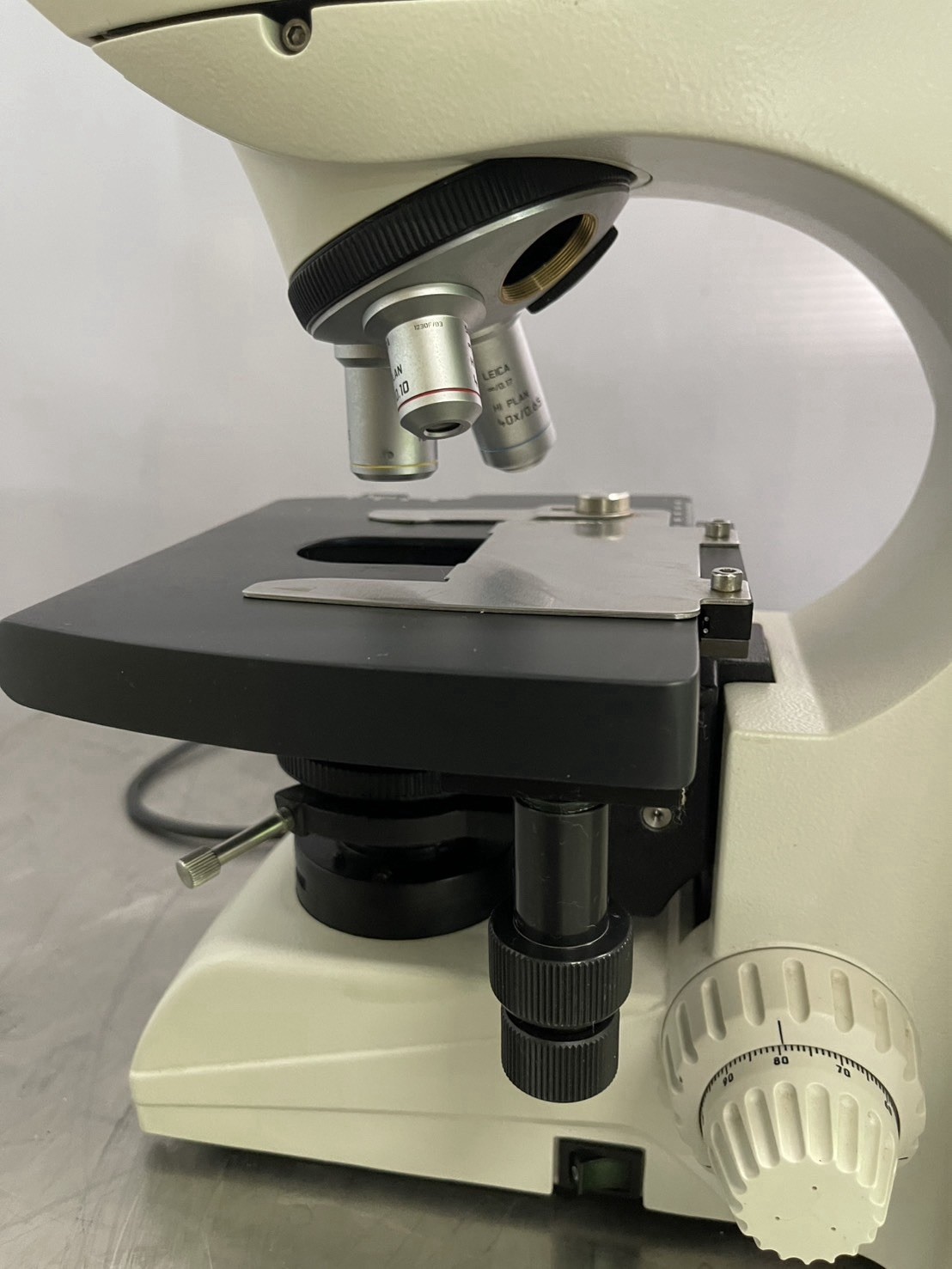 Leica DM750 Trinocular Compound Microscope 4X 10X 40X LED Tested Light