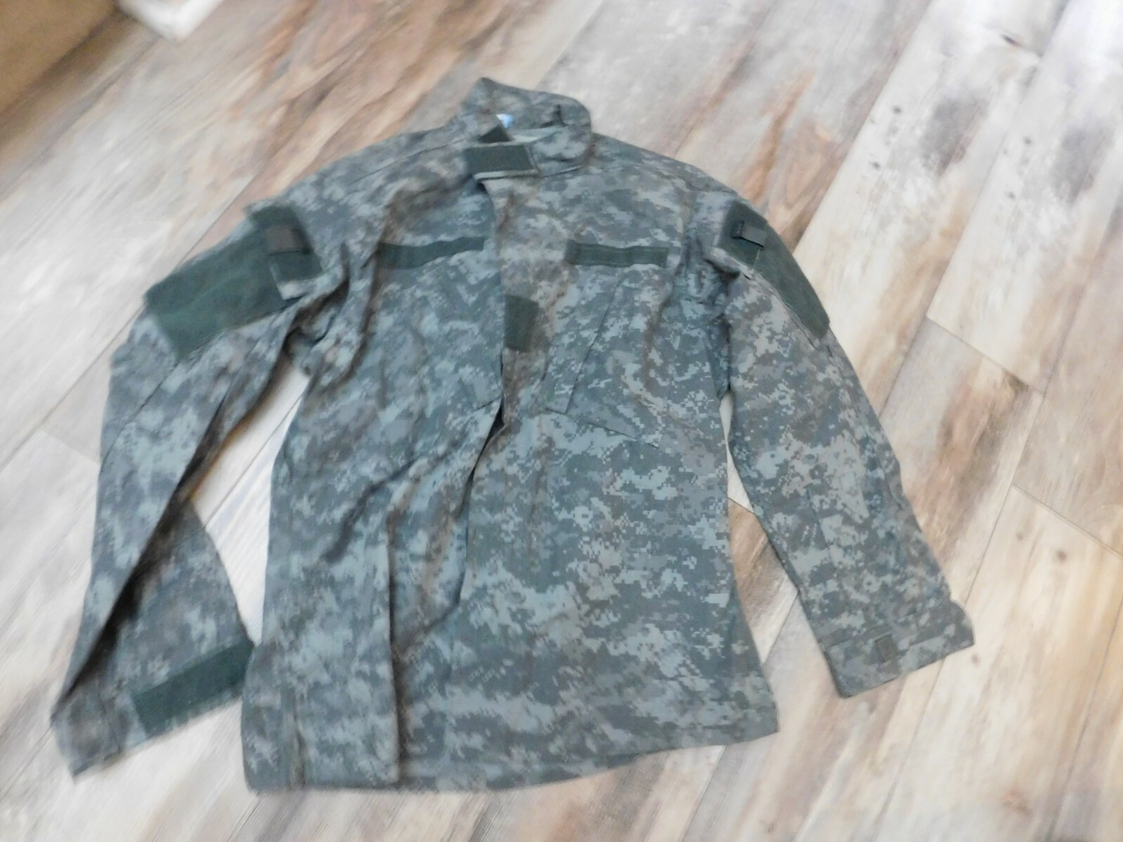 US ARMY  FLAME RESISTANT ACU GREEN TOP COAT SIZE MEDIUM- REGULAR