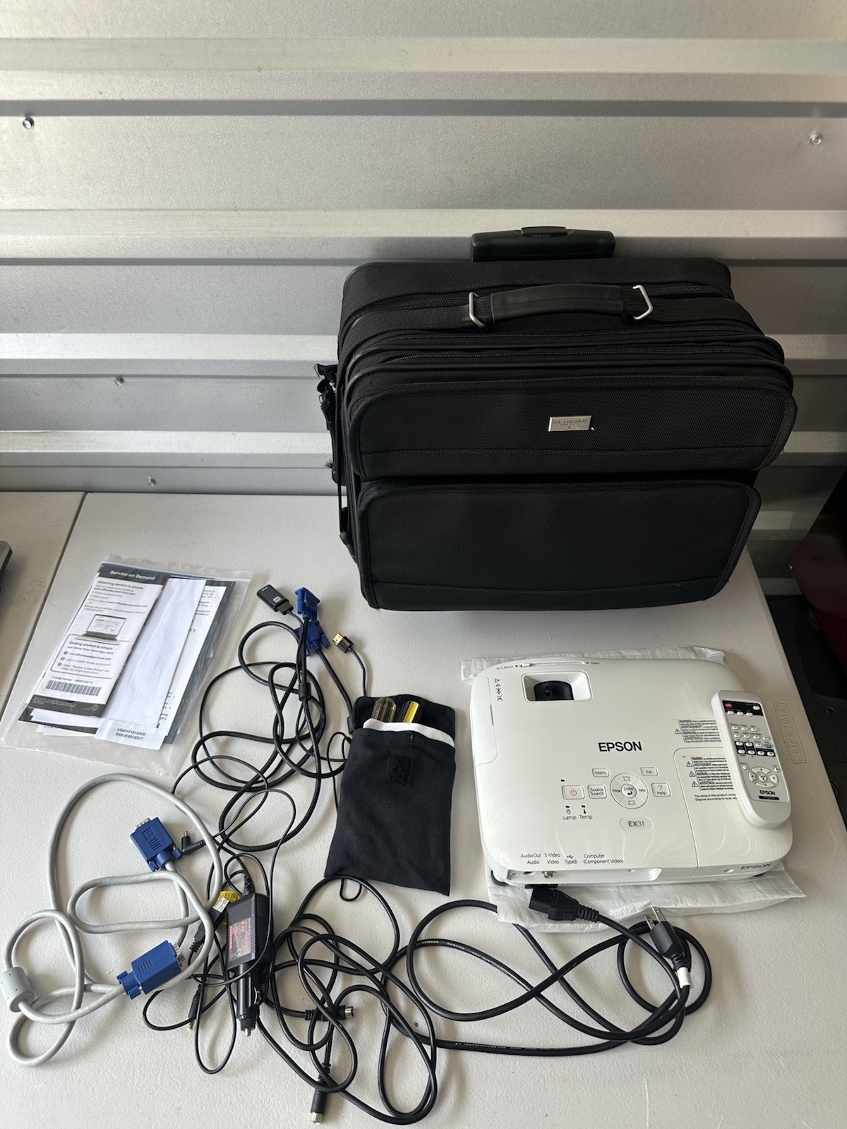 Epson EX31 LCD Projector w/ Remote, Carry Case, VGA & Power Cable