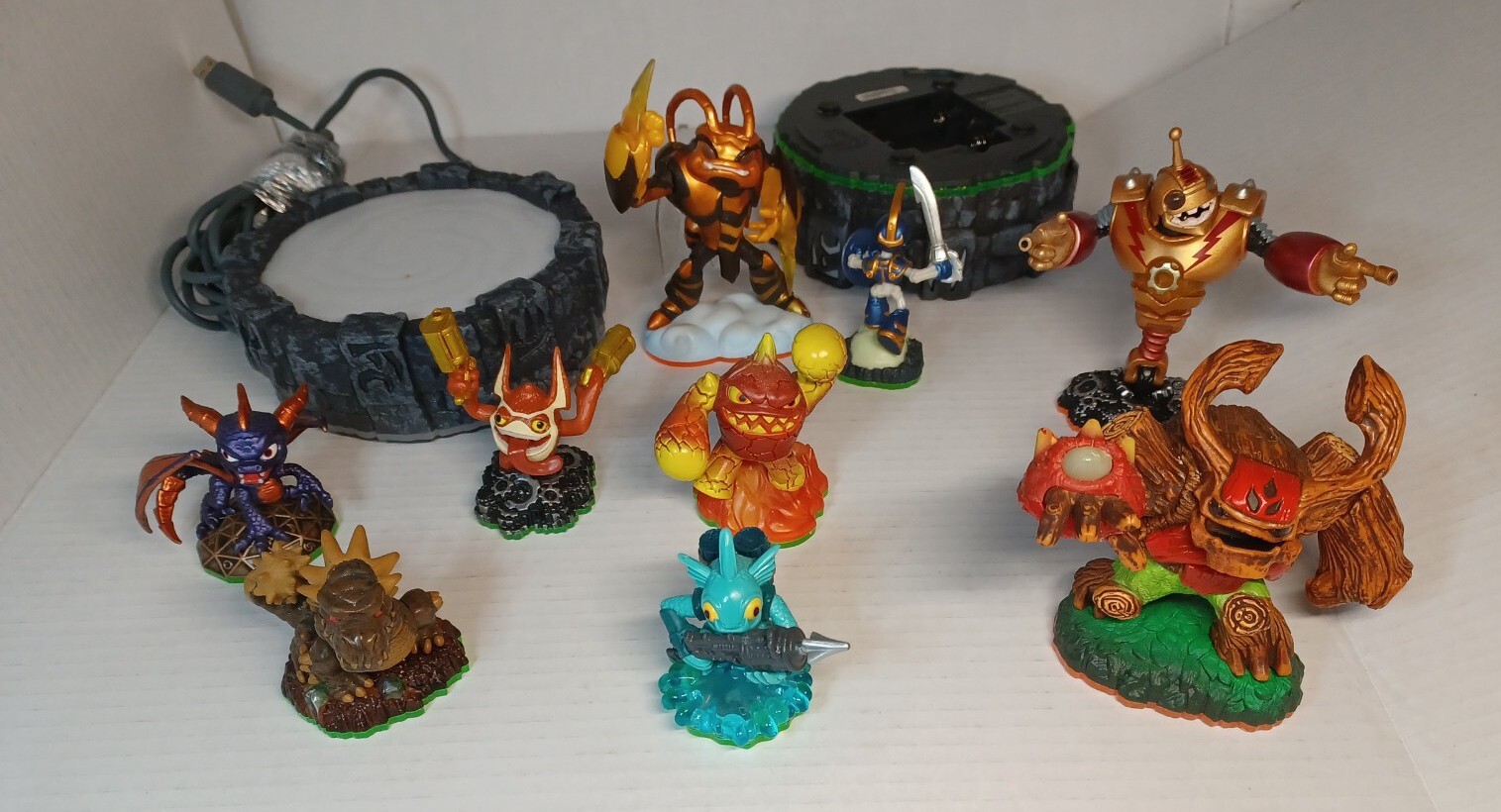 Activsion Lot of 9 Skylanders and 2 Portals