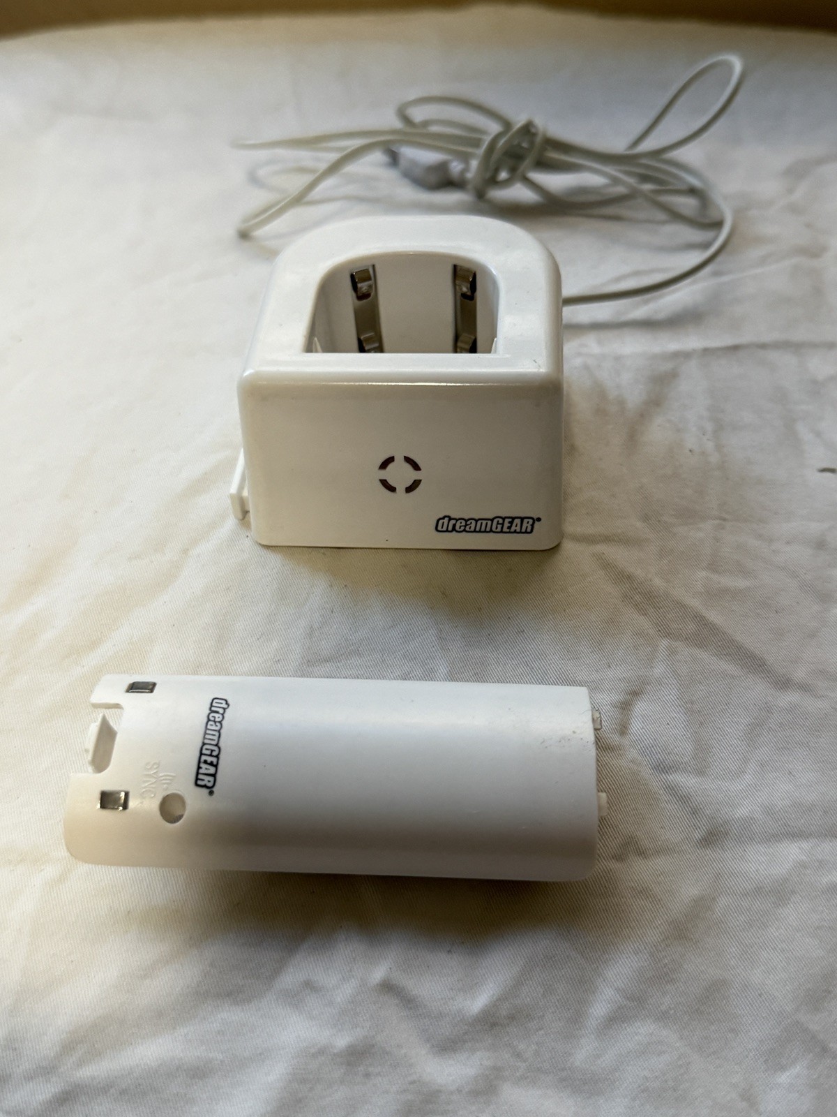 dreamGear Charge And Play For Nintendo Wii Remote Controller with extra battery