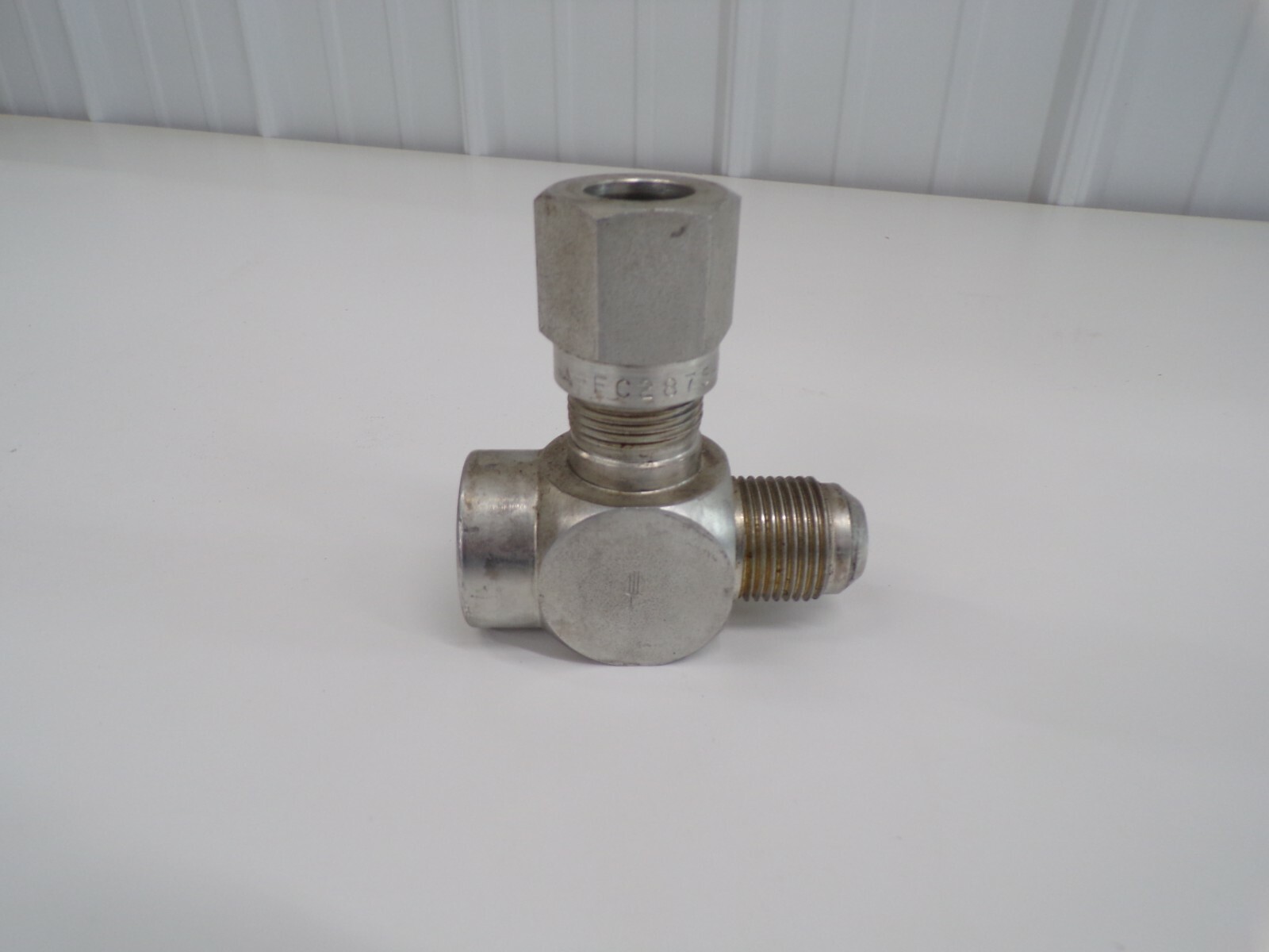 Aeroquip 3/4" Tube/Pipe Tee Connector Brend New f1