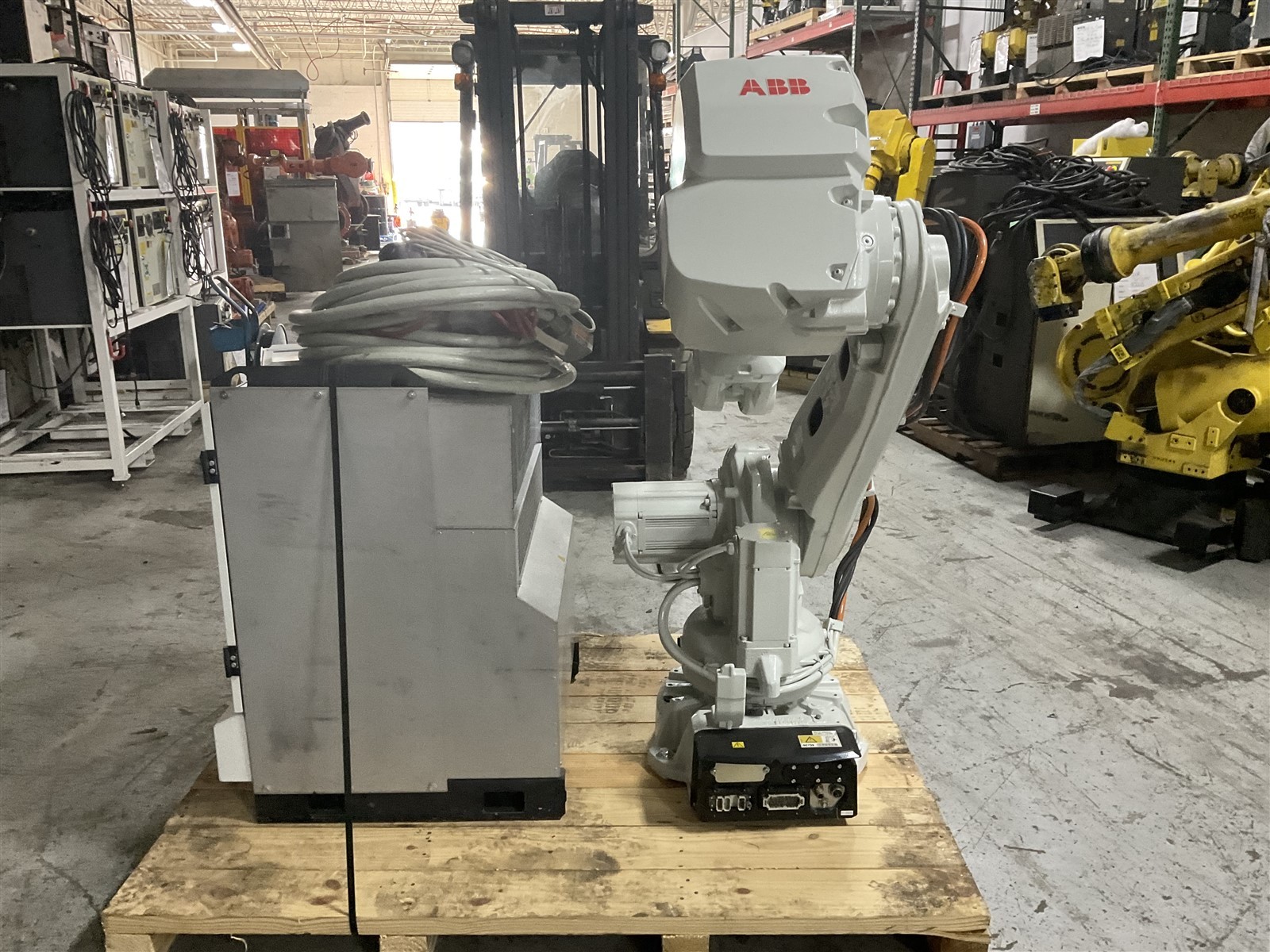 ABB ROBOT IRB4600 WITH CONTROLLER IRC5 SN: 4600-104574