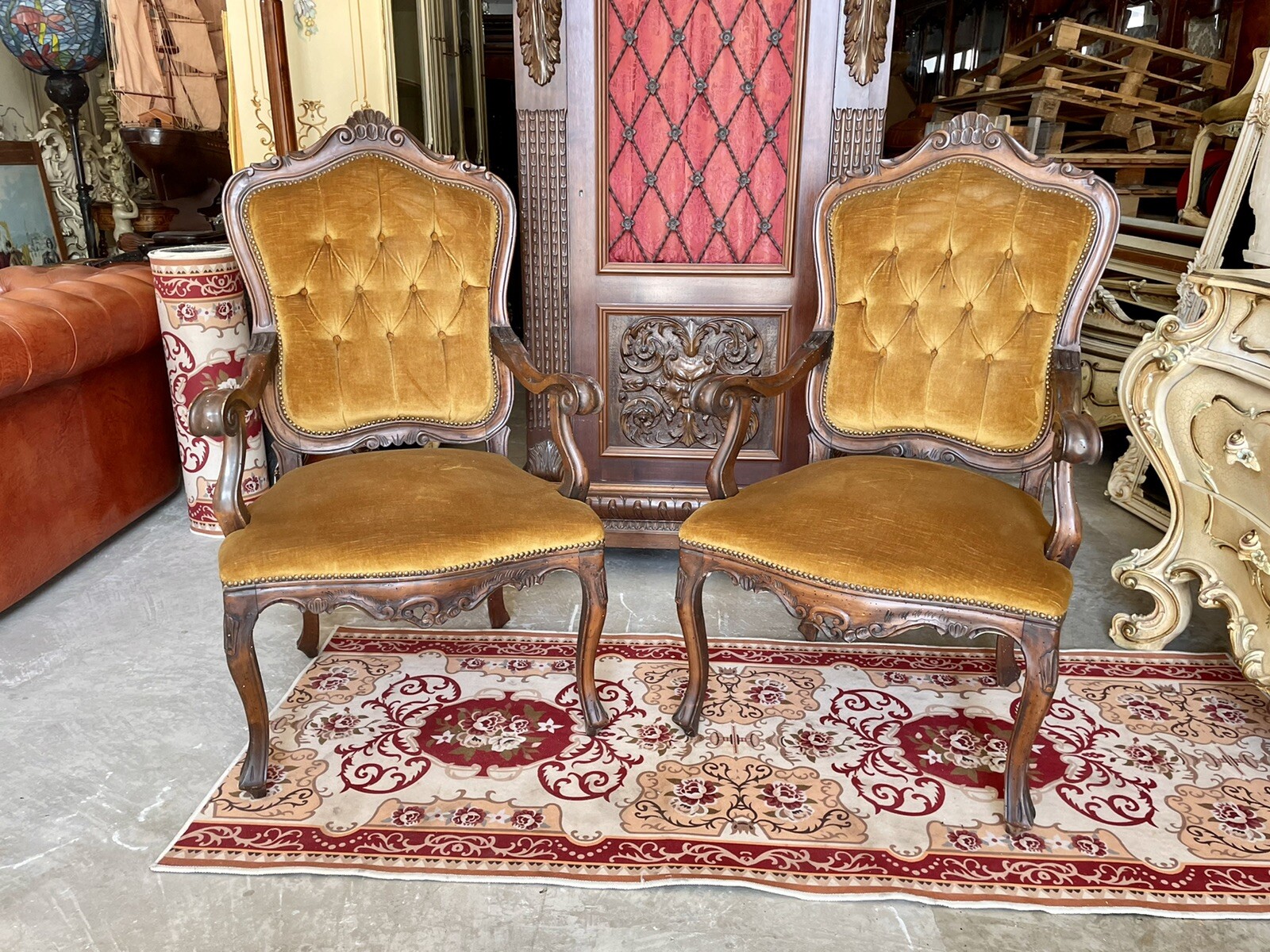 PAIR OF LUIGI FILIPPO ARMCHAIRS IN WALNUT WOOD AND VELVET '900