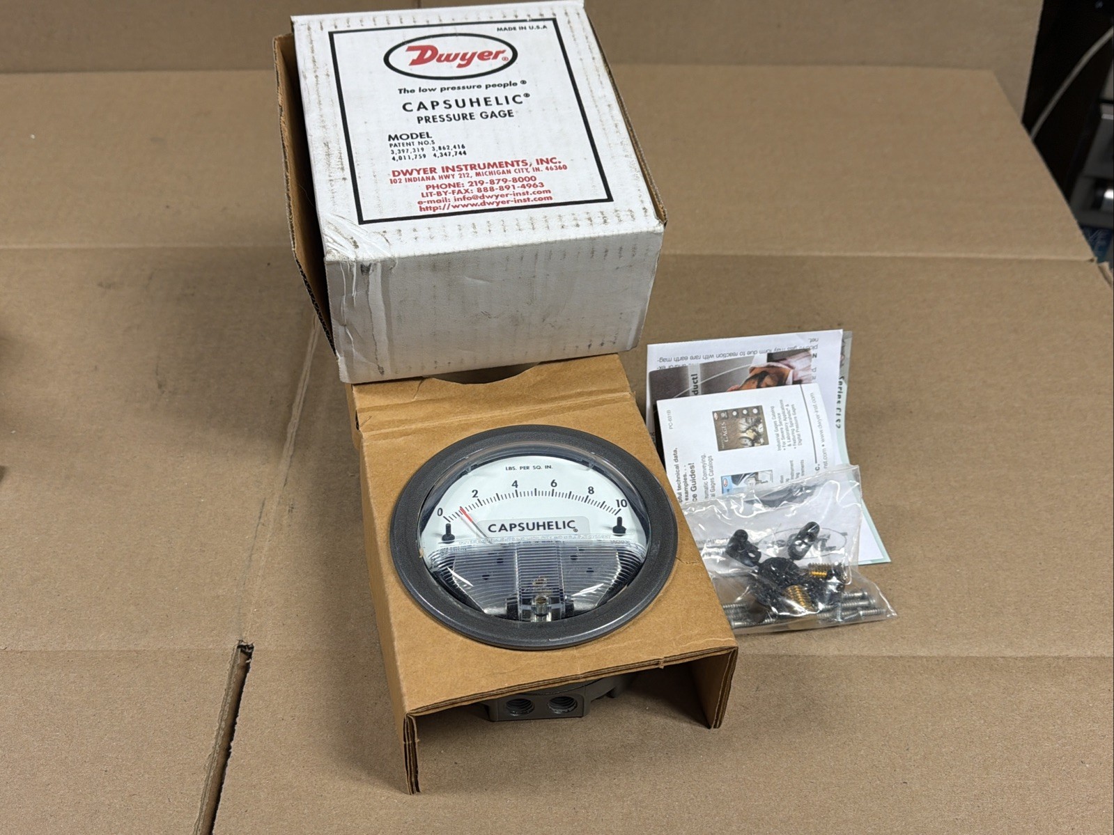 NEW Dwyer 4210 Capsuhelic Differential Pressure Gage 0-10 PSI 1/4” FNPT FASTSHIP