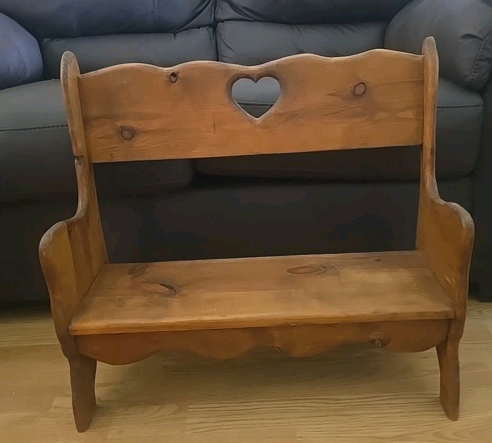Large 25" Country Farmhouse Wooden Heart Cutout Garden/ Indoor Bench