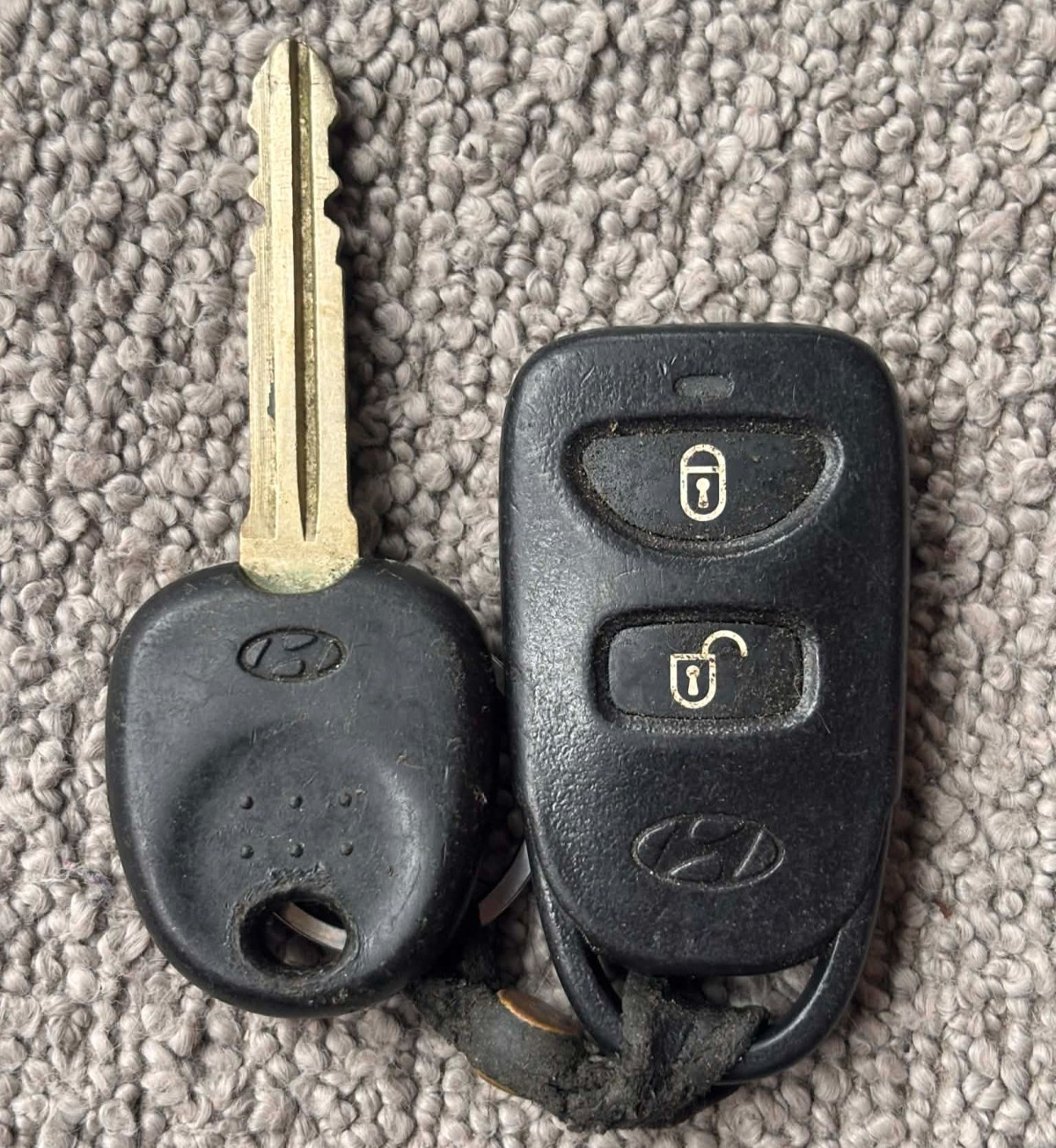 GENUINE HYUNDAI 2 BUTTON KEY ALARM REMOTE FOB HM-T007 - FREE DELIVERY