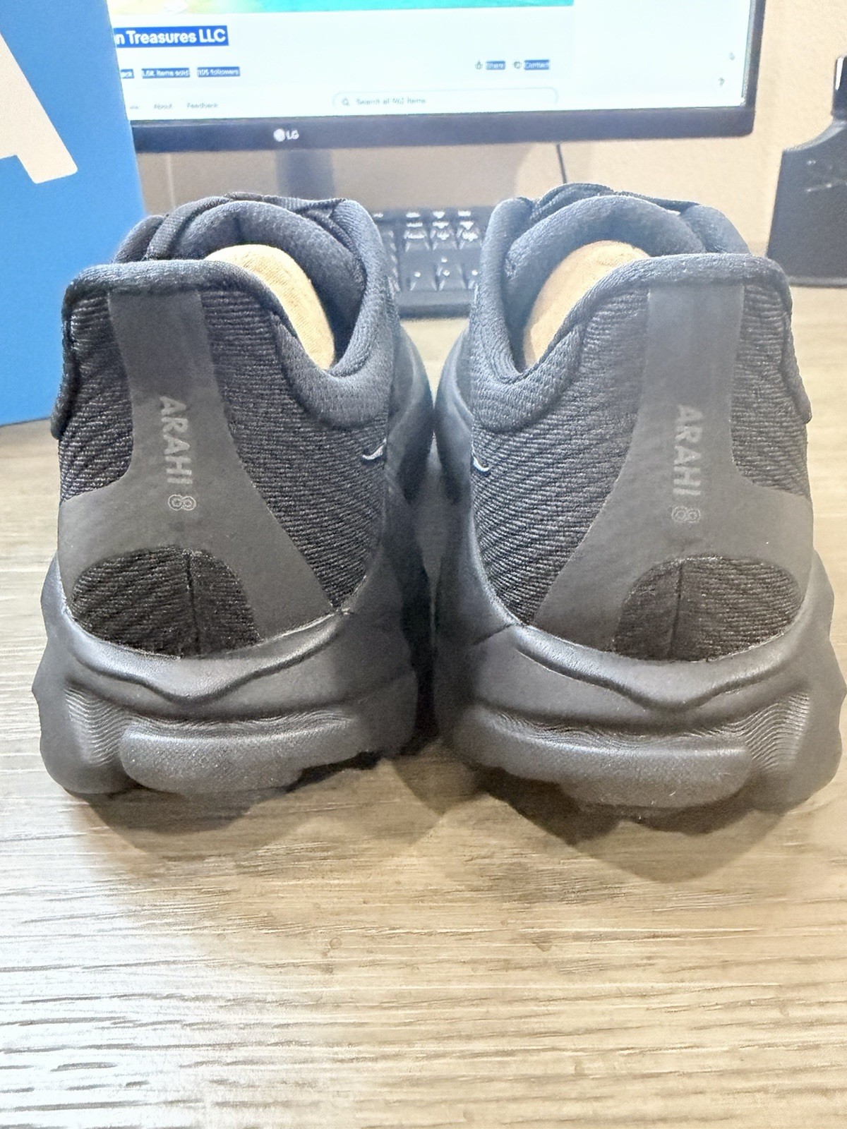 Hoka one one Arahi 8 black wide Womens Size 8.5D New With Box 🔥