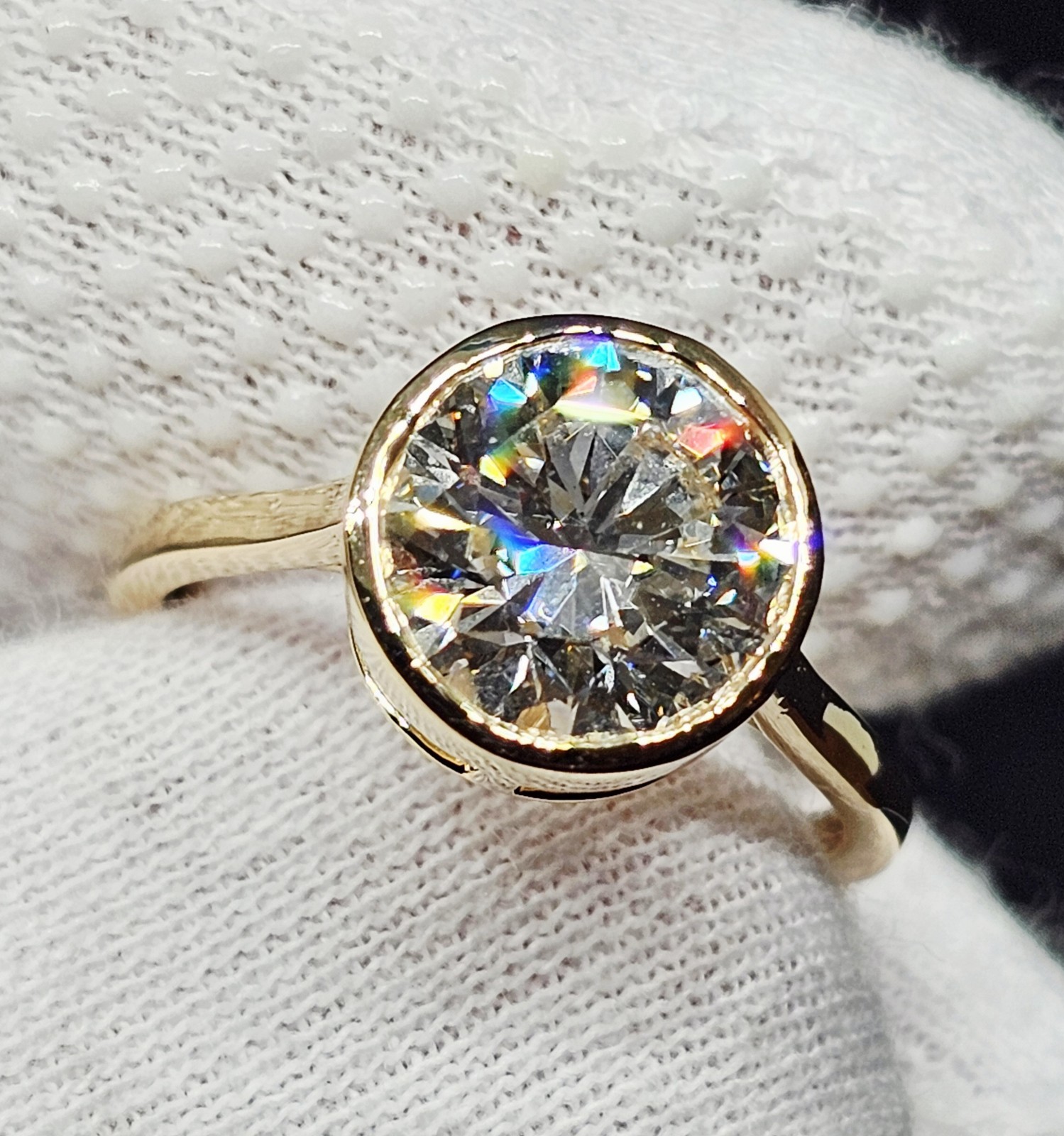 2.91 CT VVS2 E Round Brilliant Lab-Grown Diamond Bezel 18k Gold Ring with IGI