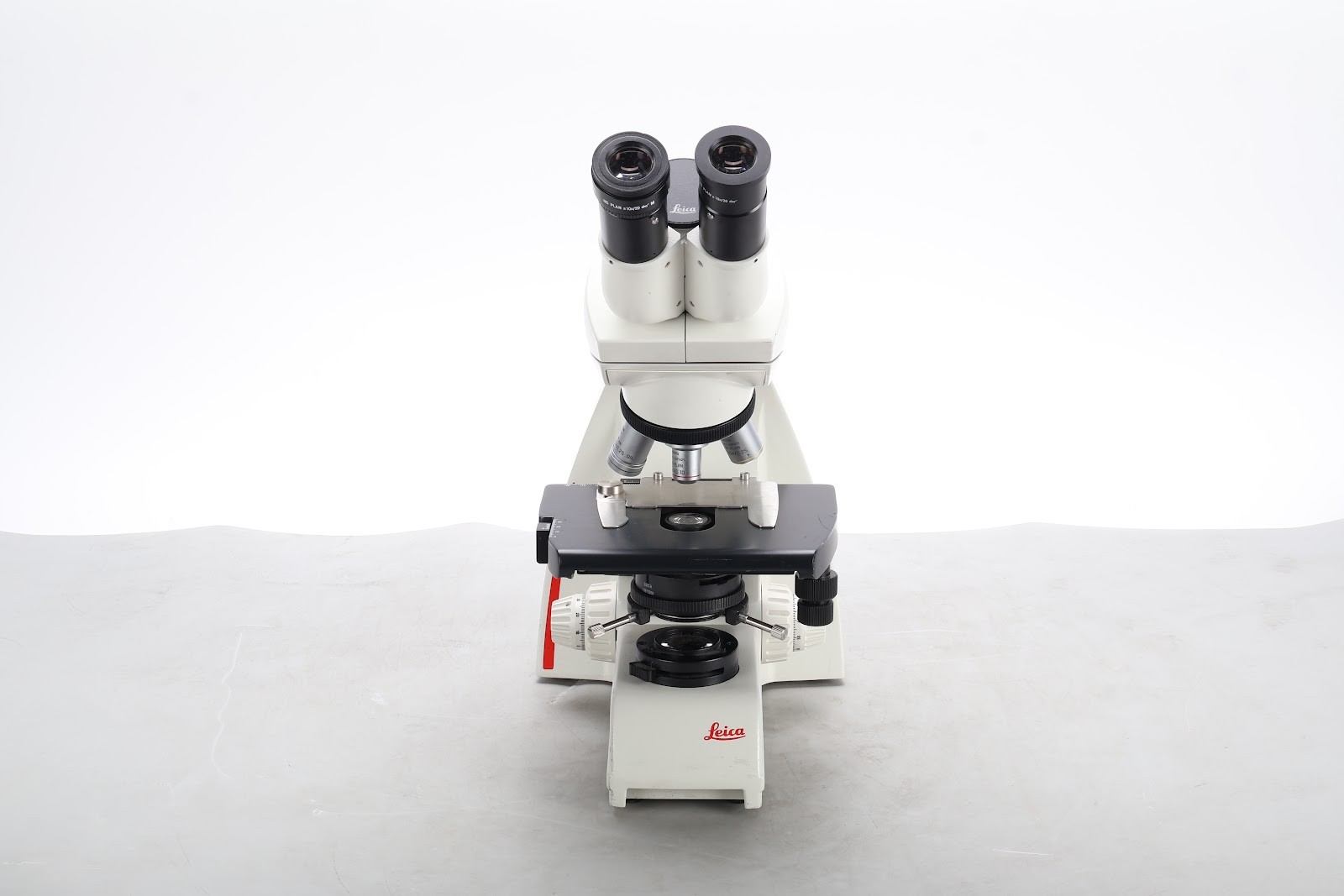 Leica DM750 Binocular Microscope w/ 4x, 10x, 40x, 100x HI PLAN Objectives