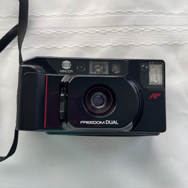 Minolta Freedom Dual AF 35mm Film Point and Shoot Camera with strap