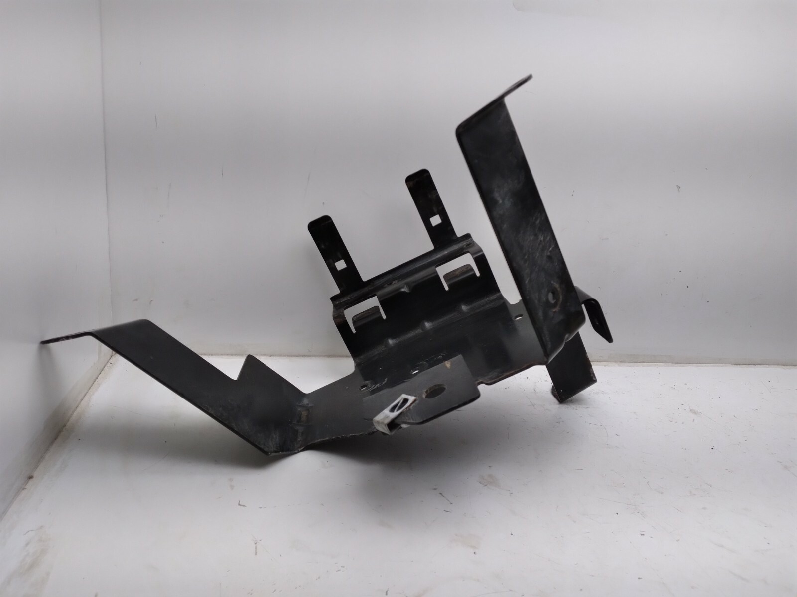 2007 CADILLAC SRX FUSE BLOCK BRACKET USED OEM