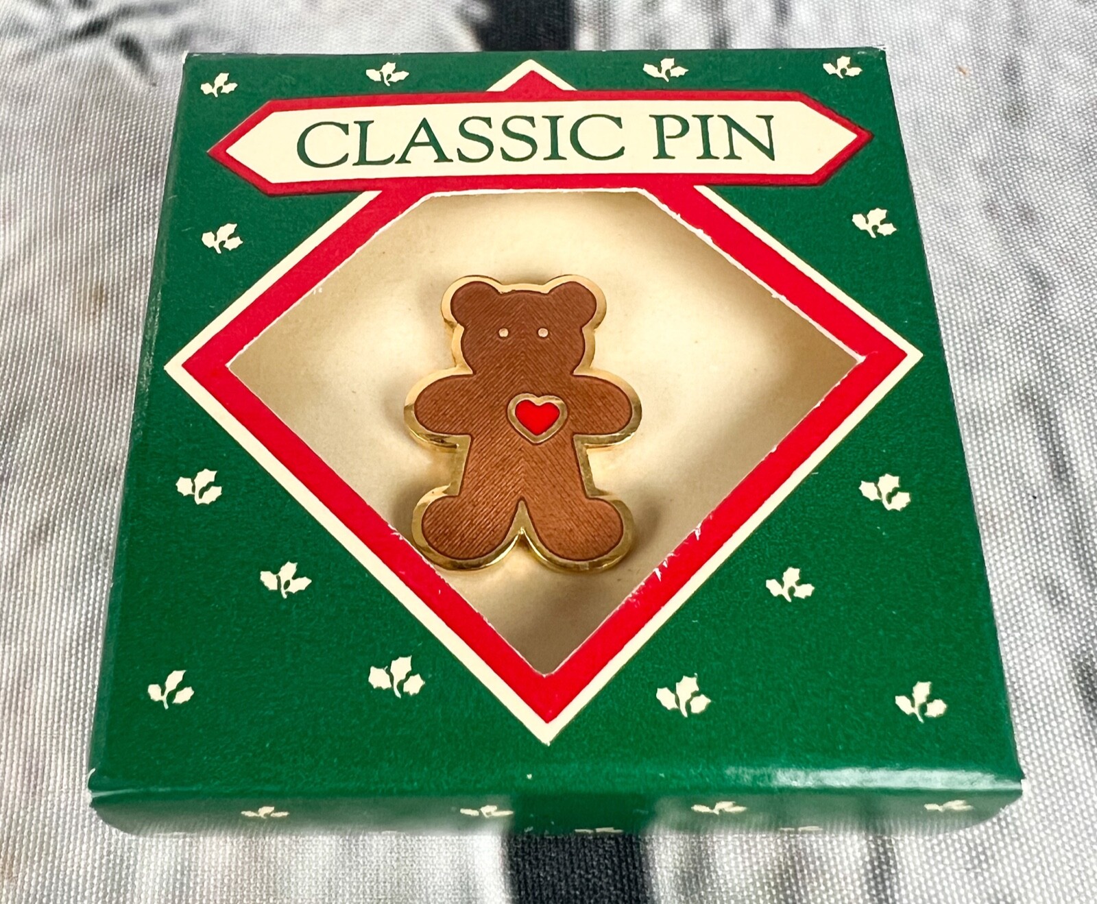 1987 HALLMARK Valentine 3/4" TEDDY BEAR w/Red Heart Lapel Pin w/ Box