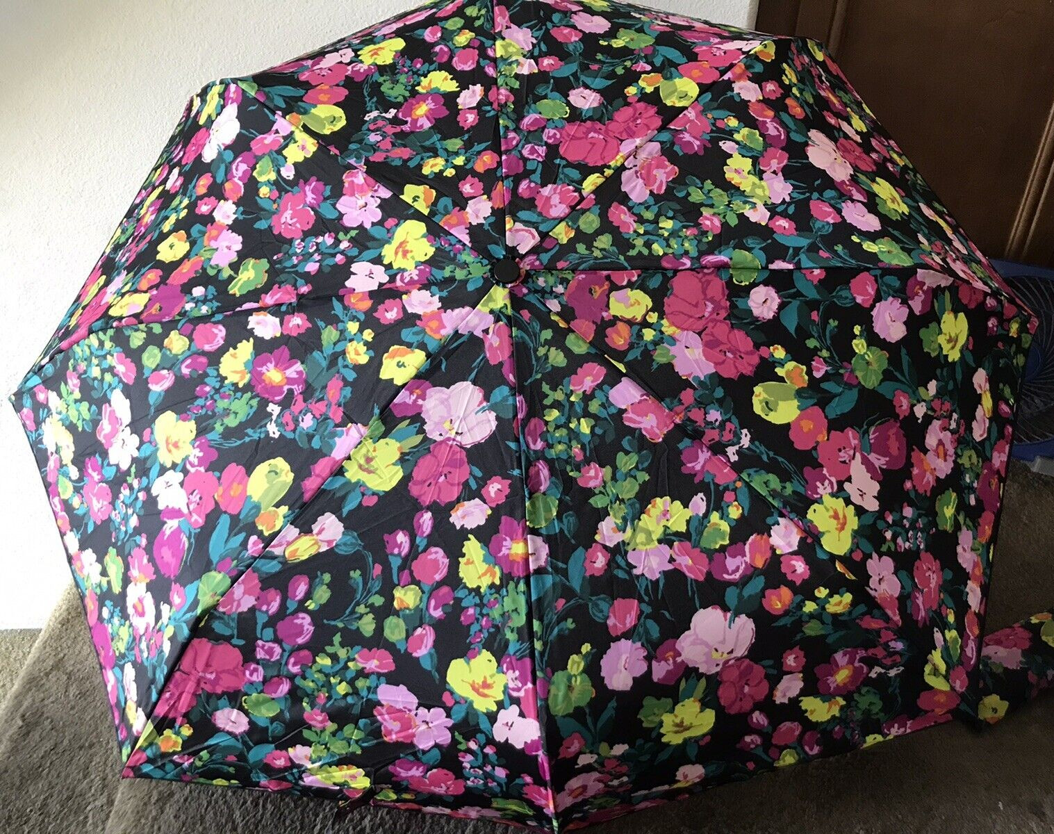 VERA BRADLEY HILO MEADOW  COMPACT ONE TOUCH UMBRELLA W/MATCHING SLEEVE NWT
