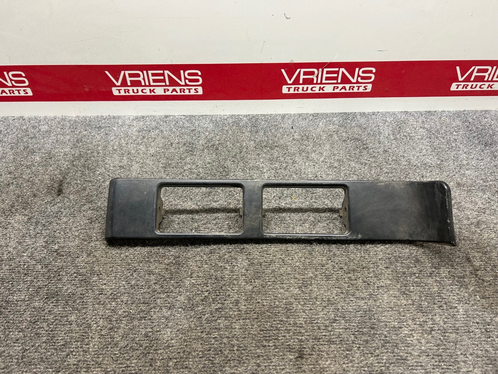 PETERBILT 17-04233 TRIM-REGISTER RH