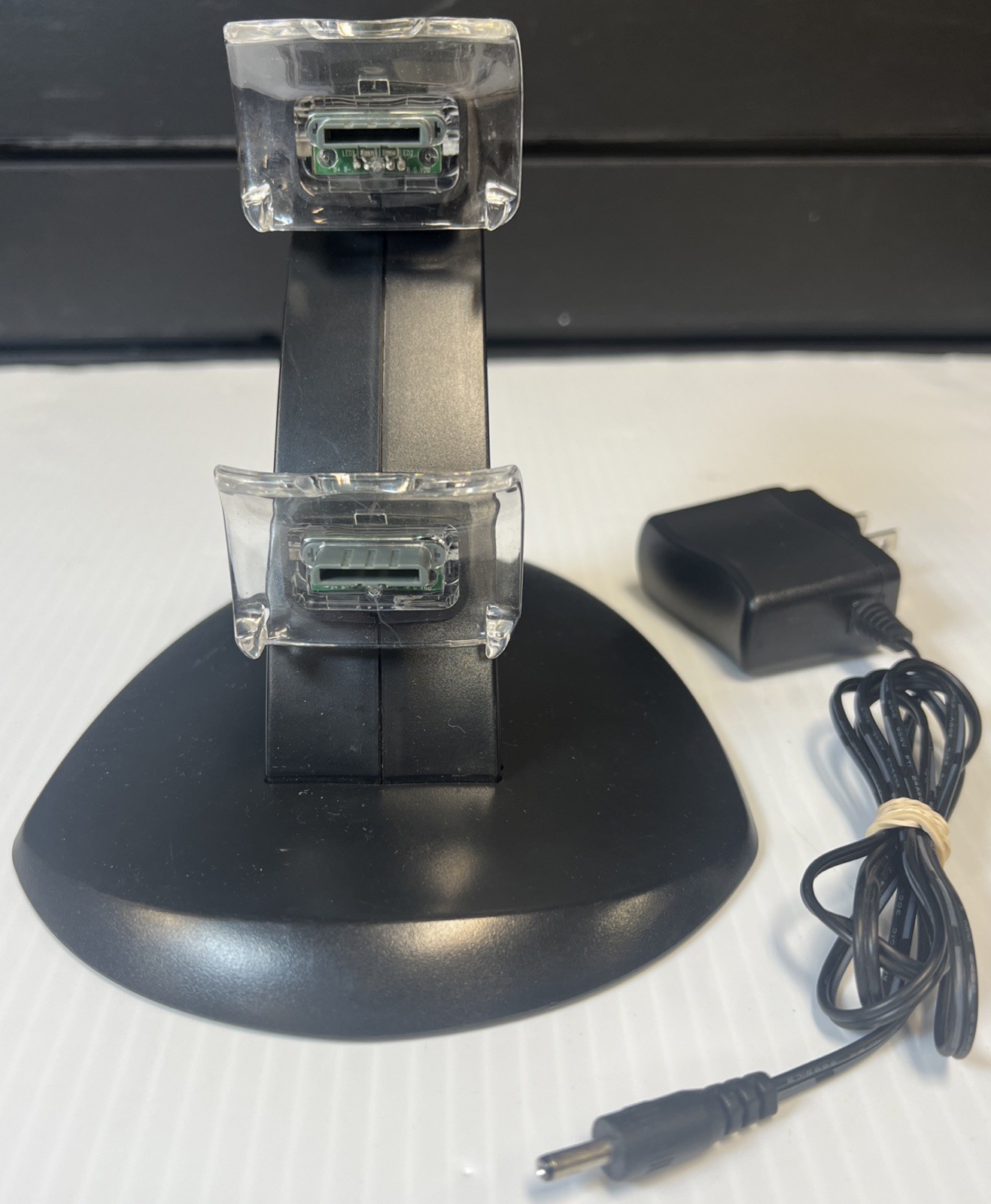 Xbox 360 Charging Dock For Two Controllers preowned accessories non-OEM