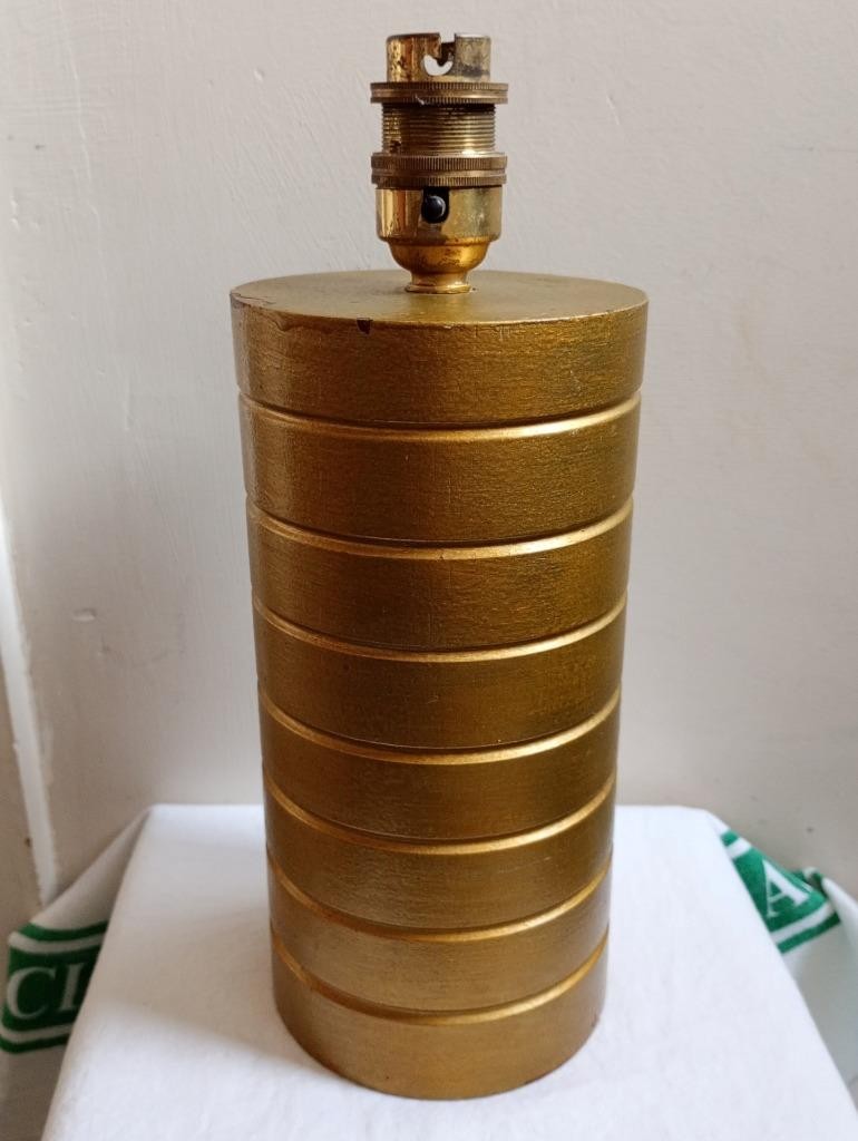 MID 20TH CRENTURY TURNED WOODEN TABLR LAMP WITH GILT PAINT FINISH . JJ51