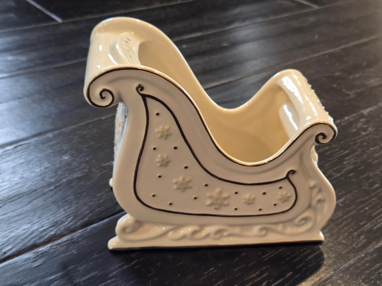 LENOX Gold Club Sleigh Ceramic Planter Snowflakes
