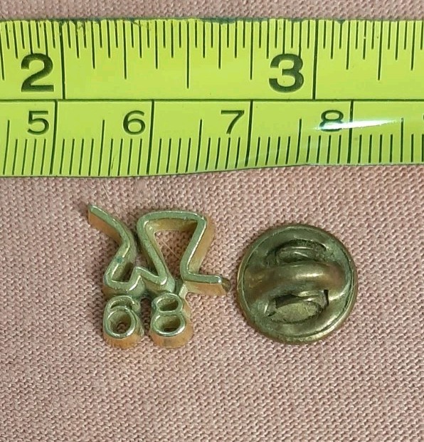 WR 68 Winthrop Rockefeller Campaign Gold Tone Lapel Pin Philanthropist