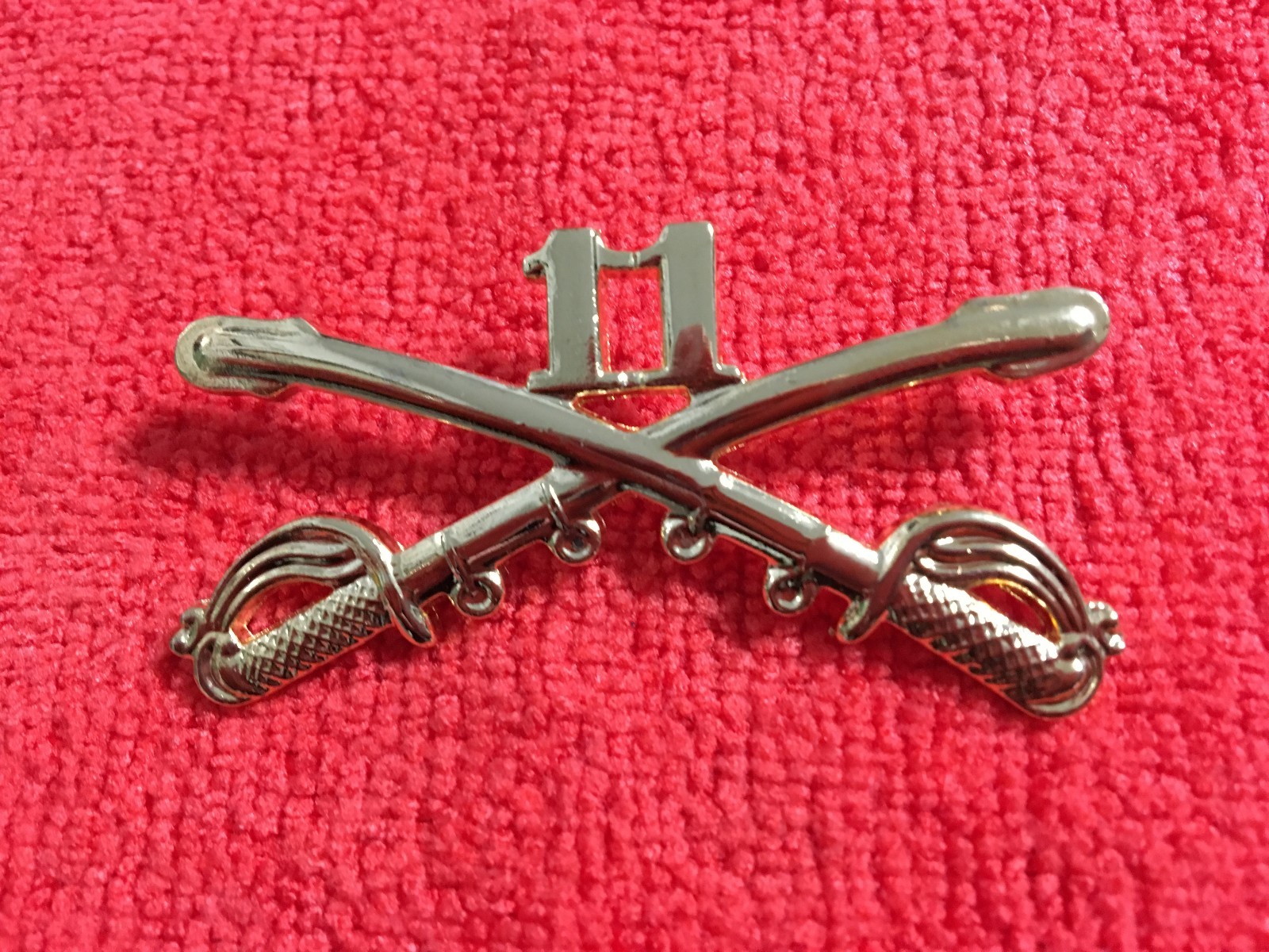 US ARMY 11TH CAVALRY CROSS SABRE'S HAT PIN  SUITABLE FOR STETSON MEASURES 2  1/4