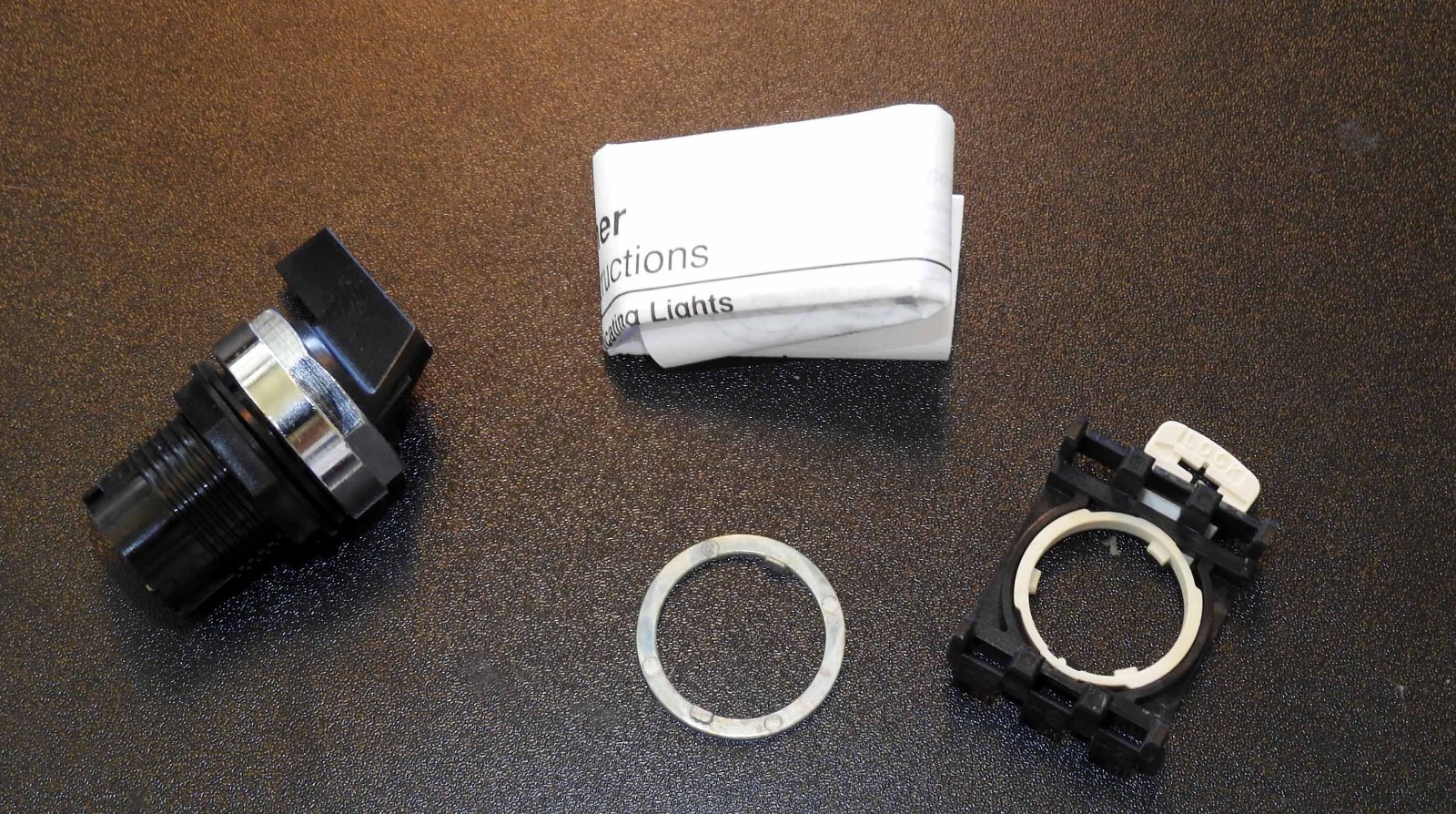 E22VL1 Cutler Hammer 3 pos. Selector Switch Operator, Spring Return to Center