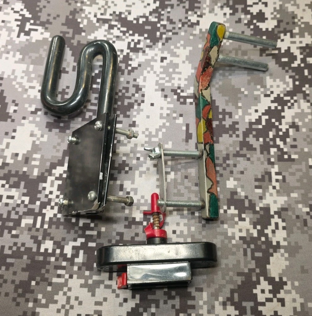 2 TREESTAND BOW HOLDERS AND A KWIKEE QUIVER TREESTAND SCREW IN MOUNT BRACKET