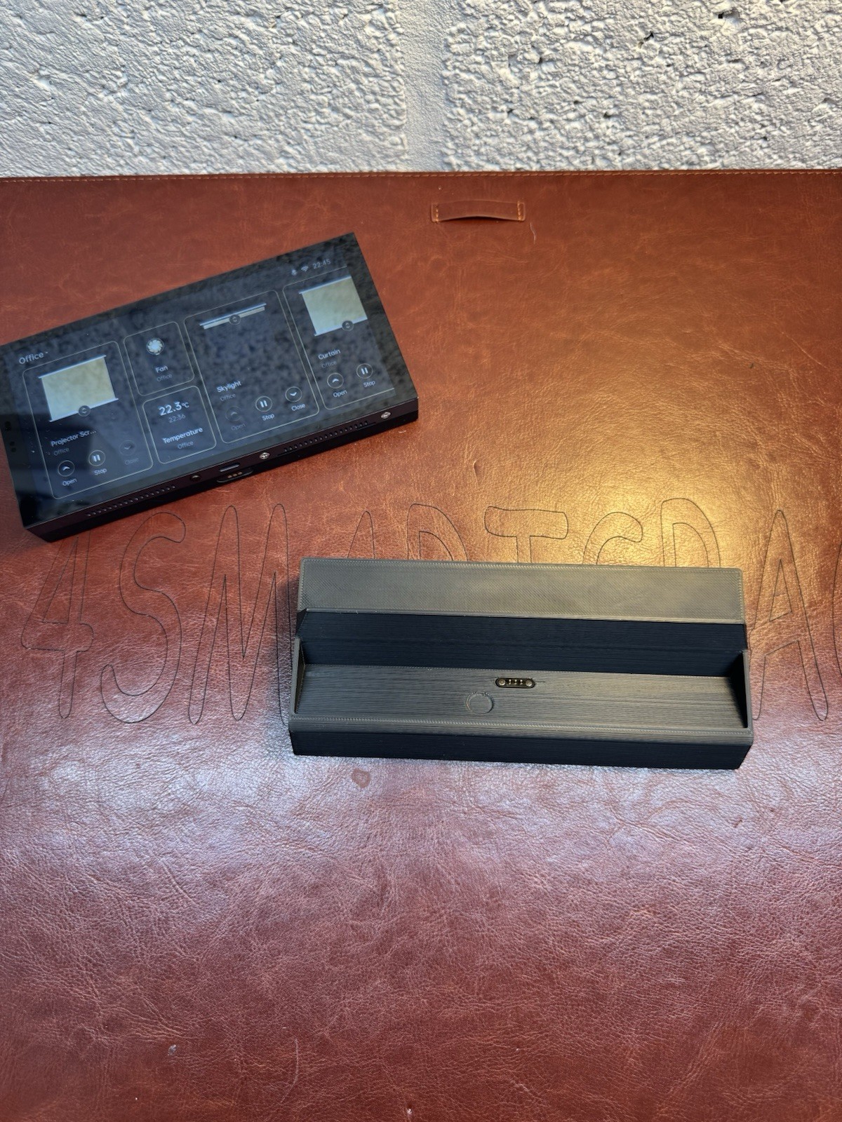 Aqara Panel Hub S1 portable case and charging dock.