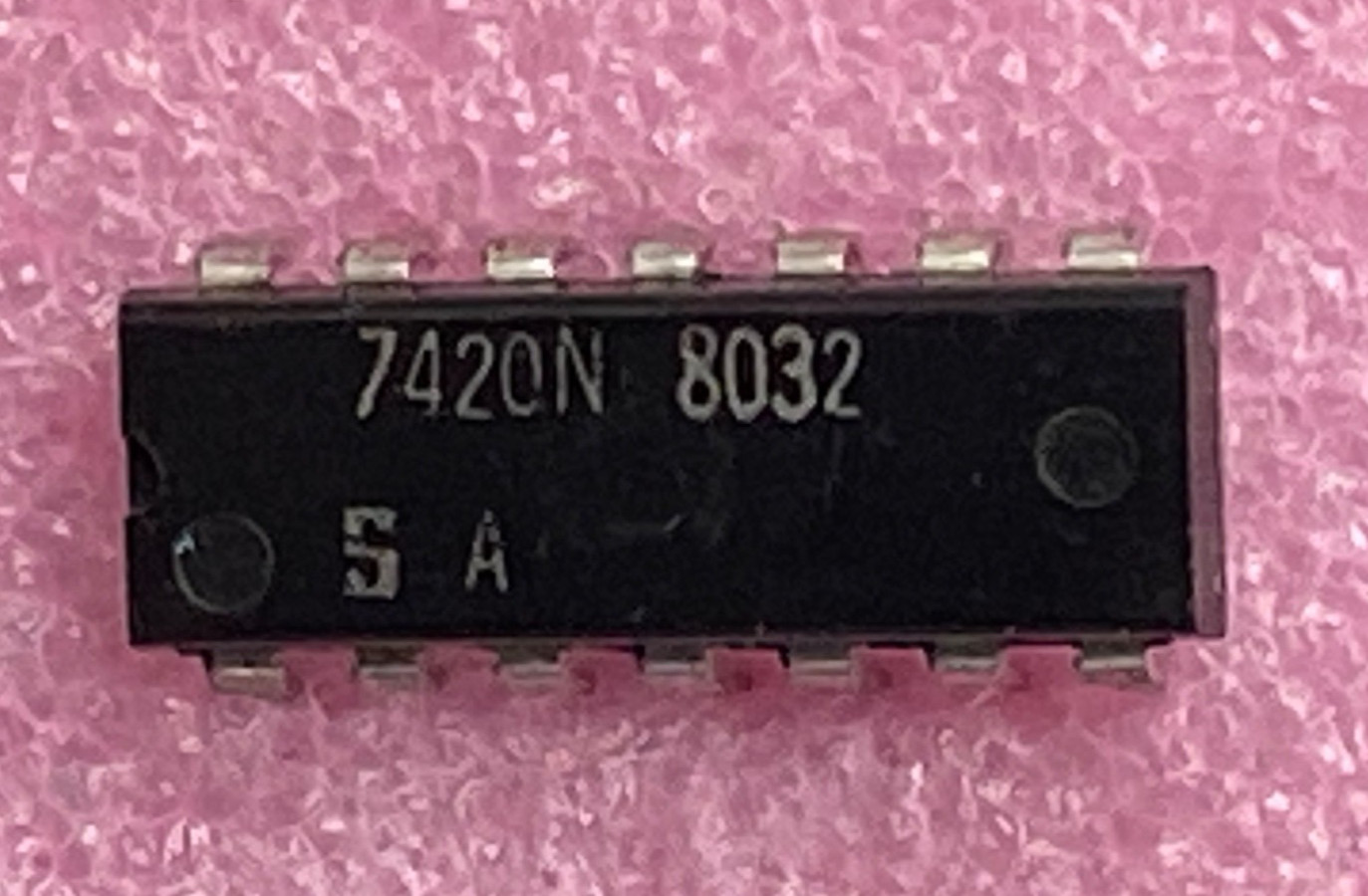 Signetics 7420N dual 4-input bipolar NAND gates Integrated Circuit