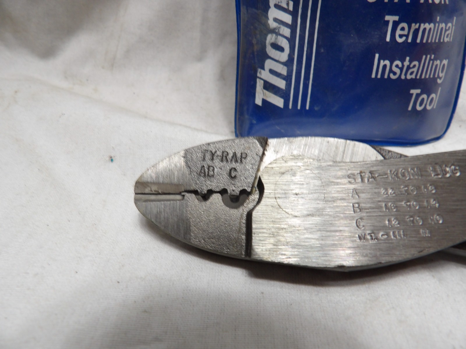 Thomas & Betts WT-111-M Sta-Kon Wire Terminal Pliers