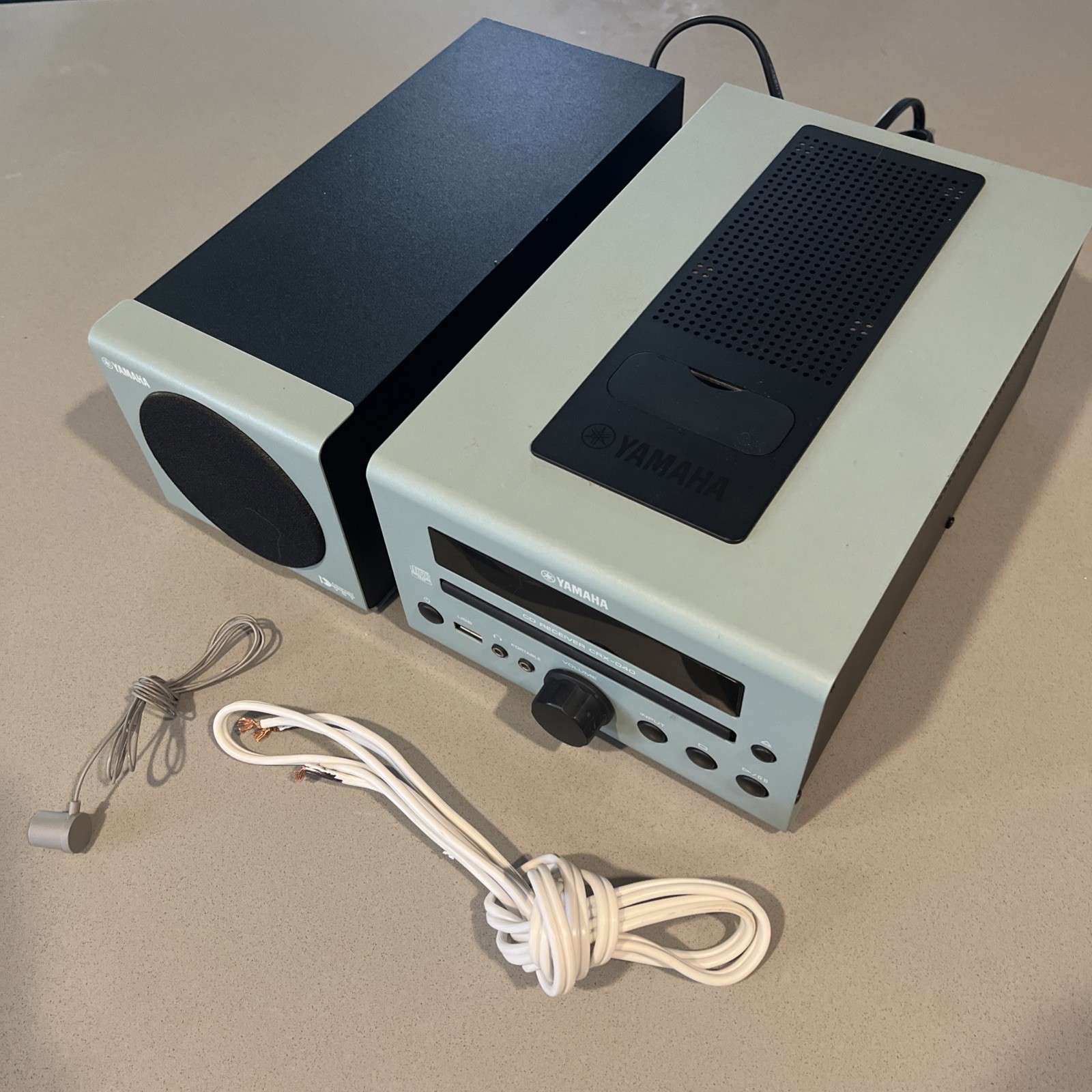 Yamaha CRX-040 CD Receiver Light Blue w/  1 Speaker NS-BP80 Tested No Remote