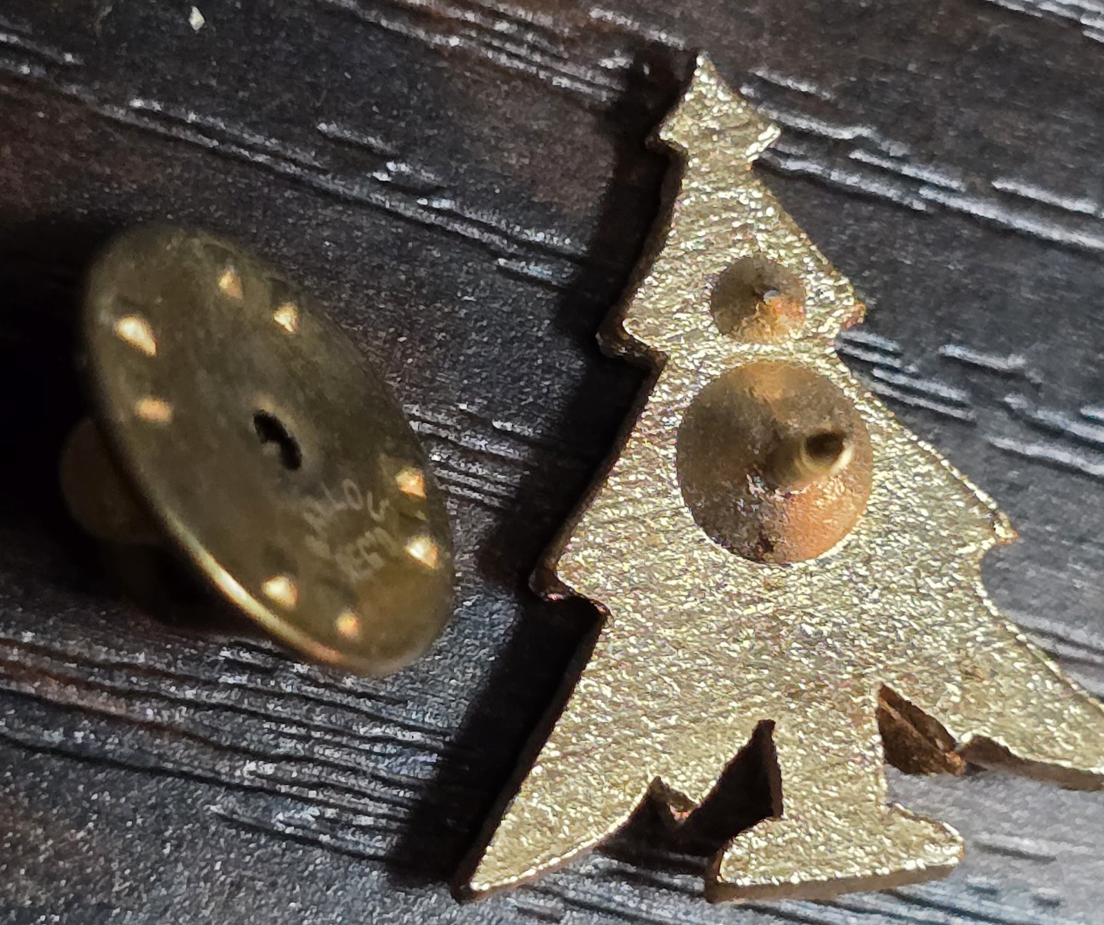 ⅞" Gold Toned Christmas Tree Lapel Clutchback Pin