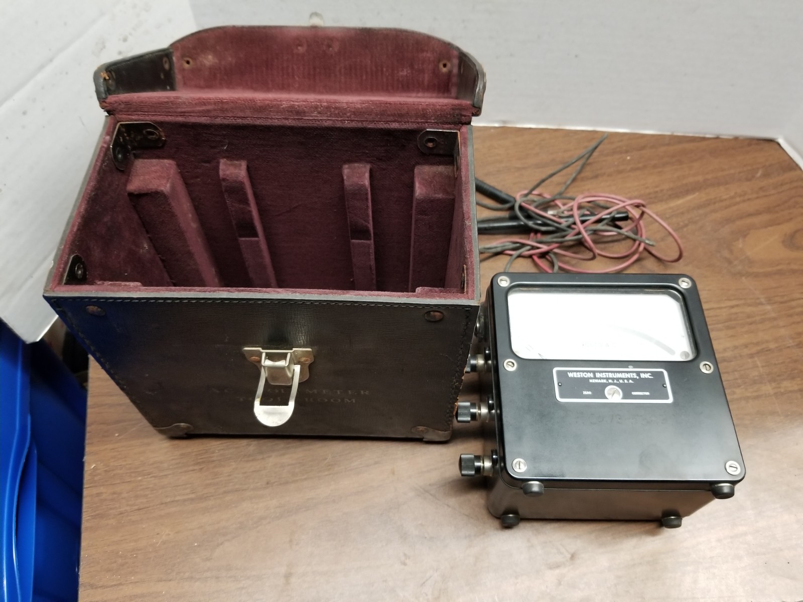 WESTON VOLTS AC 300 VOLT METER IN HARD LEATHER CASE,w/ Probes