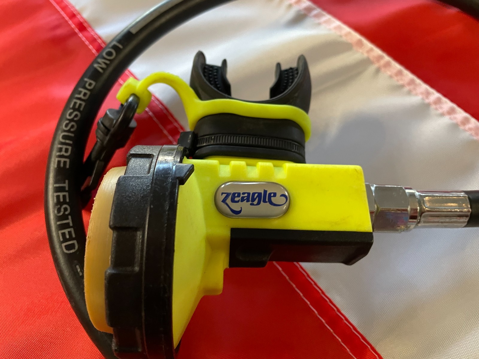 zeagle octo alternate regulator with apeks sentinal purge cover. works