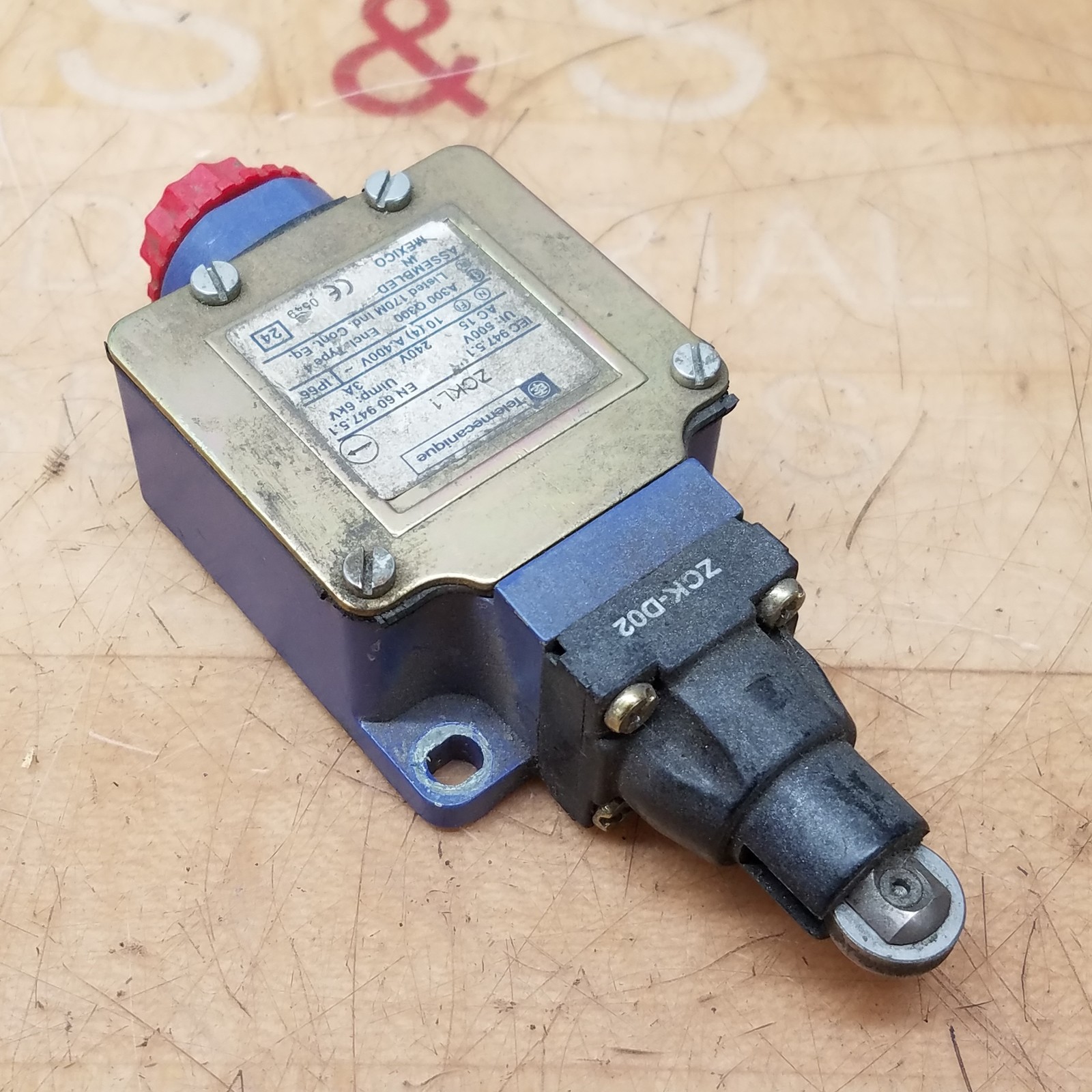 Telemecanique ZCKL1 Limit Switch, 240V, 3A, 6Kv - USED