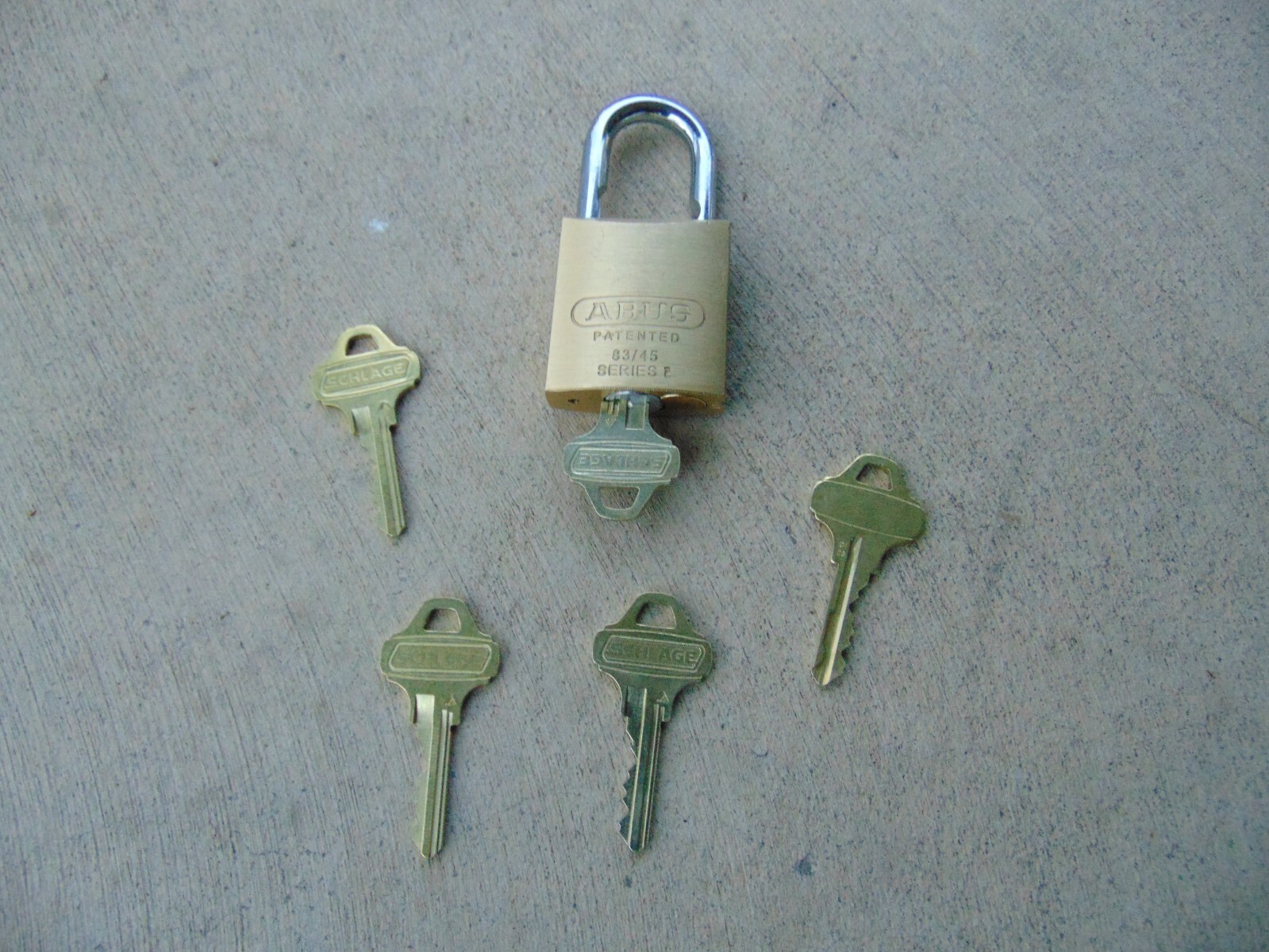 1 NEW ABUS PADLOCK WITH SCHLAGE EVEREST C123 AND  5 KEYS   NO BOX   LOCKSMITH