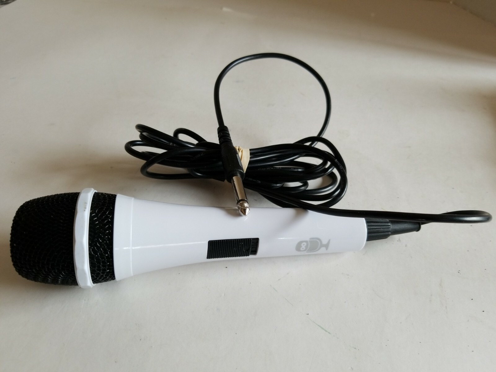 Unidirectional Wired Dynamic Vocal Karaoke Microphone with on/off switch (EL12)