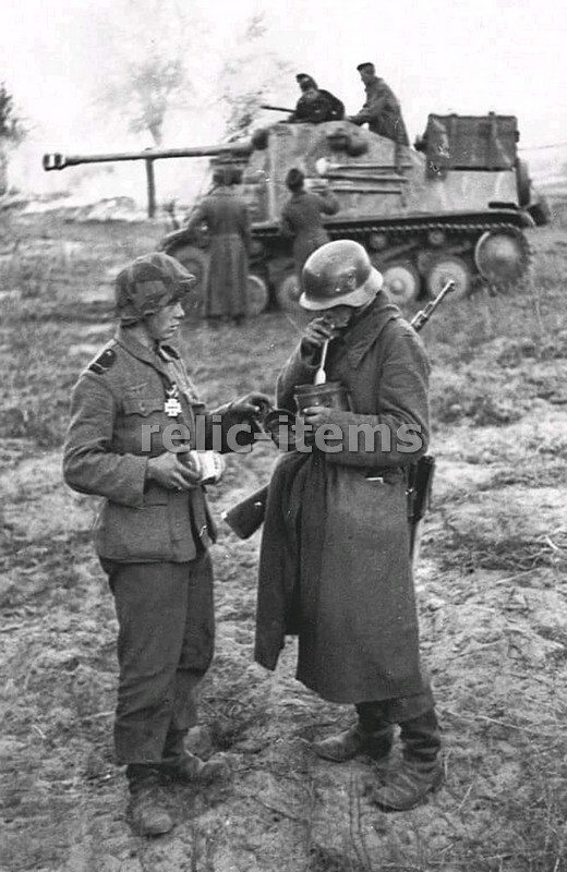 WW2 PICTURE PHOTO GERMAN SOLDIER IN FRONT A PANZER TANK 6484