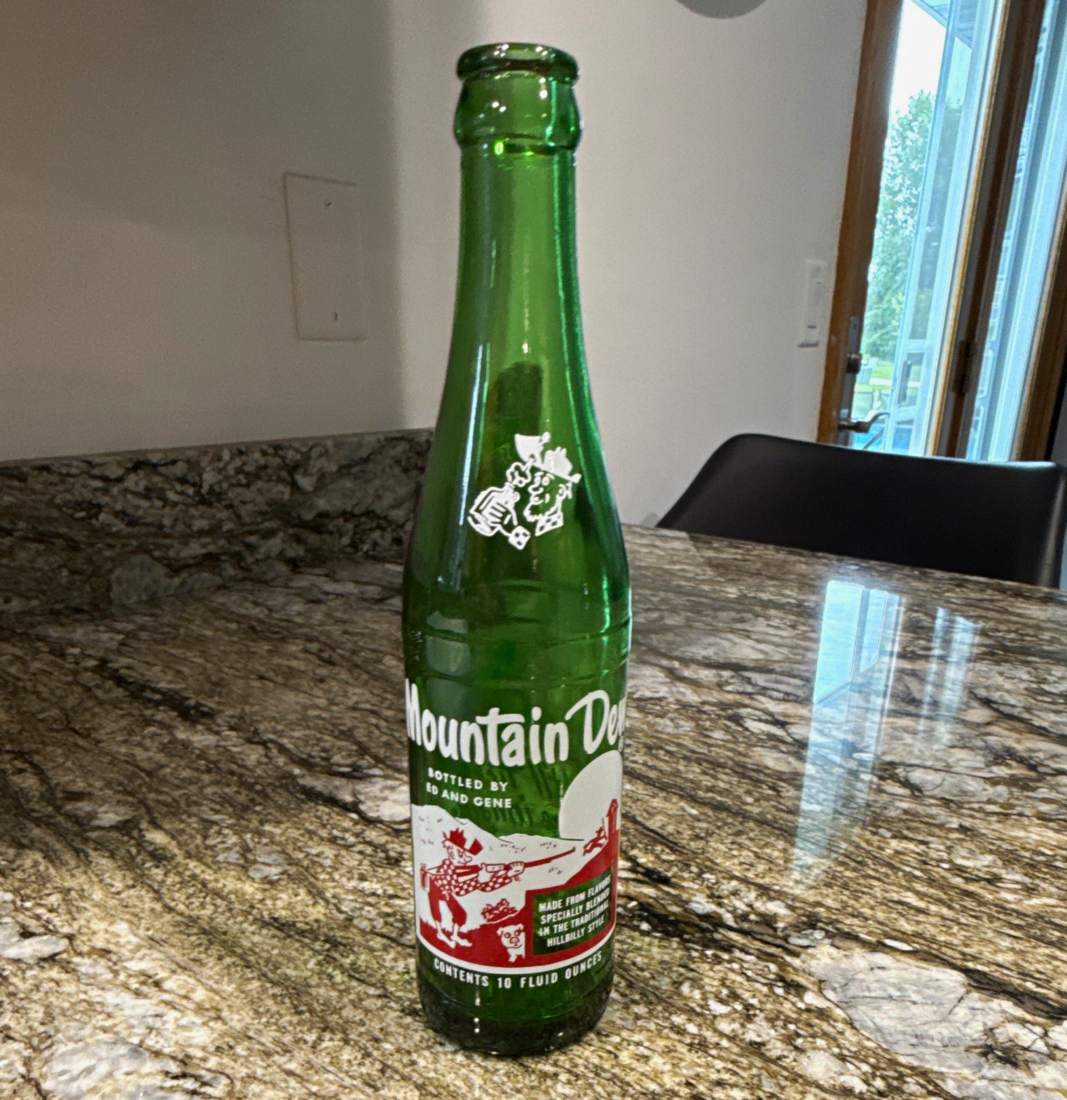 Mountain Dew Green Glass Advertising Bottle 10 fl oz Hillbilly Label Tickle Yore