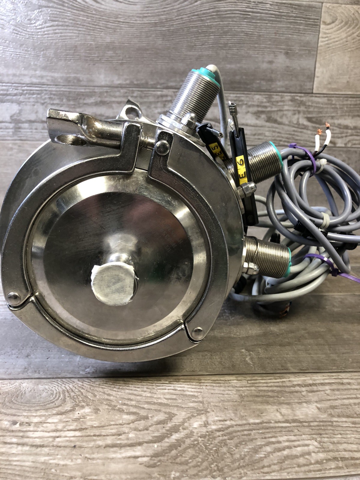 Sanitary sight flow indicator with inductive proximity sensors