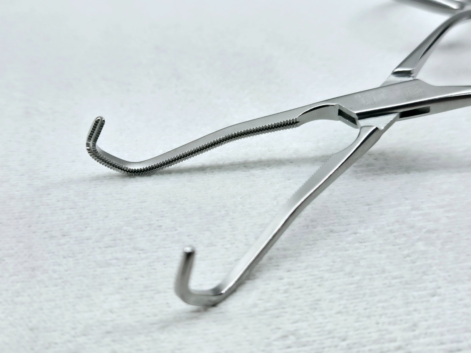 AESCULAP FB708R Cooley Atraumatic Vascular Clamp, angled, 50 °, 115 mm