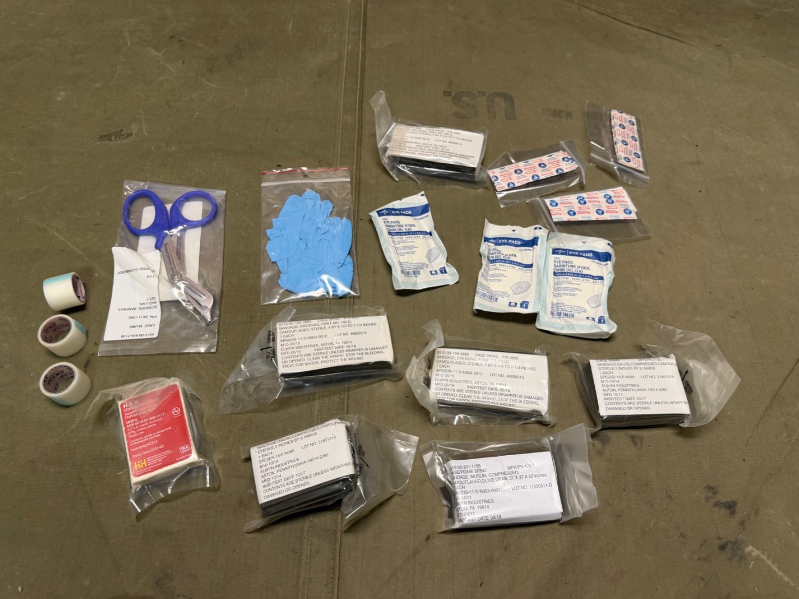 ORIGINAL  DESERT IRAQI FREEDOM US ARMY MEDICAL MEDIC FIRST AID KIT SUPPLIES LOT