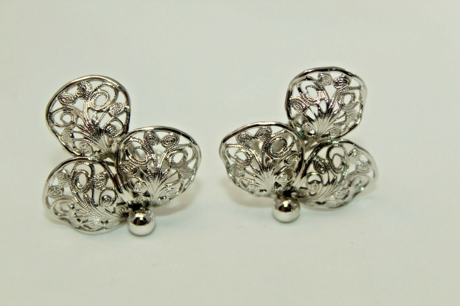Pretty Vintage Silvertone 3-Leaf Filigree Screw Back Earrings